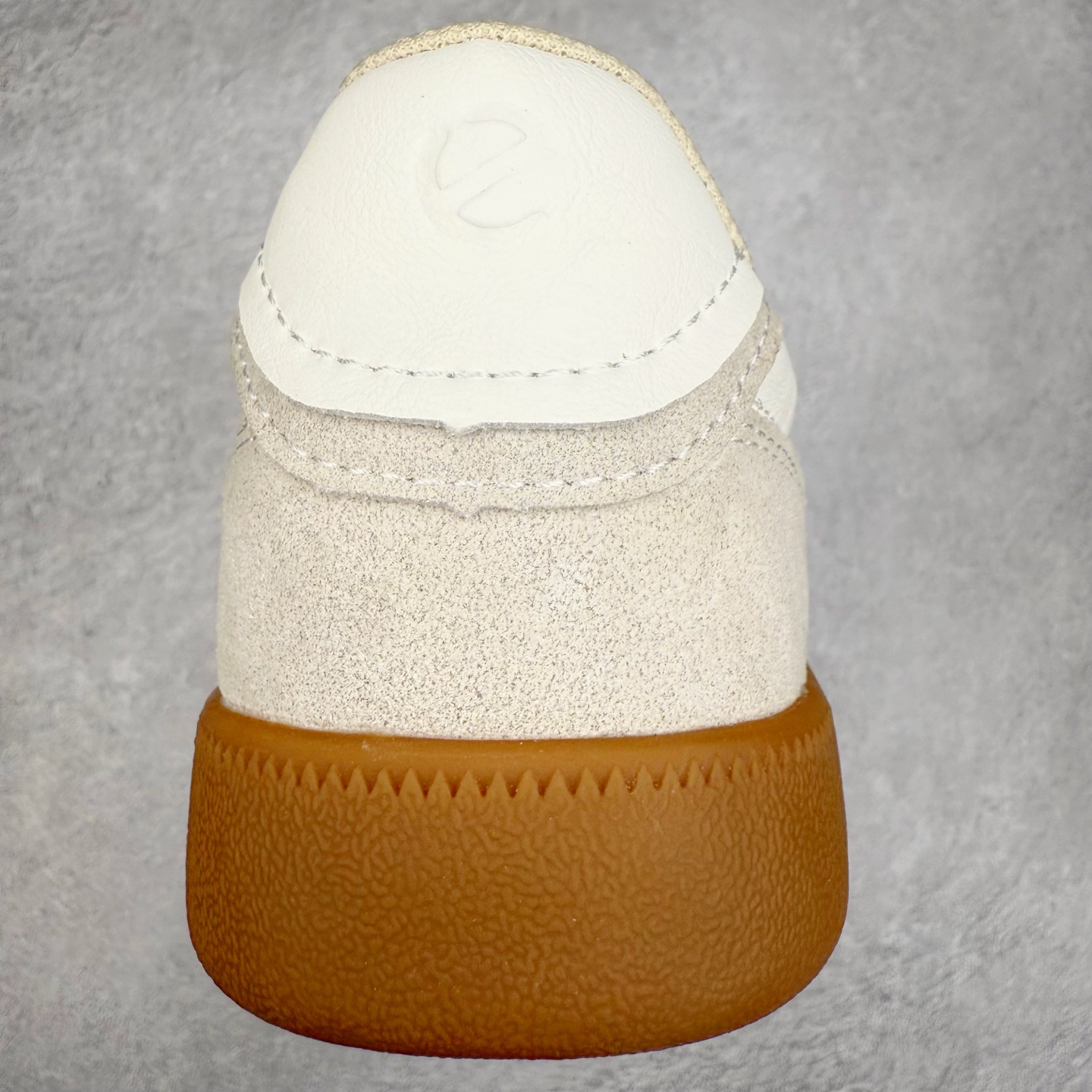 图片[8]-ECCO爱步舒适休闲板鞋男 夏季时尚拼接德训鞋 柔酷零点系列 臻选皮革采用牛皮剖层与牛皮拼接鞋面 质感丰富，彰显个性 造型升级，重塑鞋型与线条 简约系带设计 可自由调节松紧 贴合脚型 鞋底采用PU鞋底 轻盈柔韧，舒适耐穿 融合怀旧元素与现代灵感 复古回潮 重塑经典 漫步都市，共赴恣意的闲暇时光 尺码：39 40 41 42 43 44（运动码）-选品中心