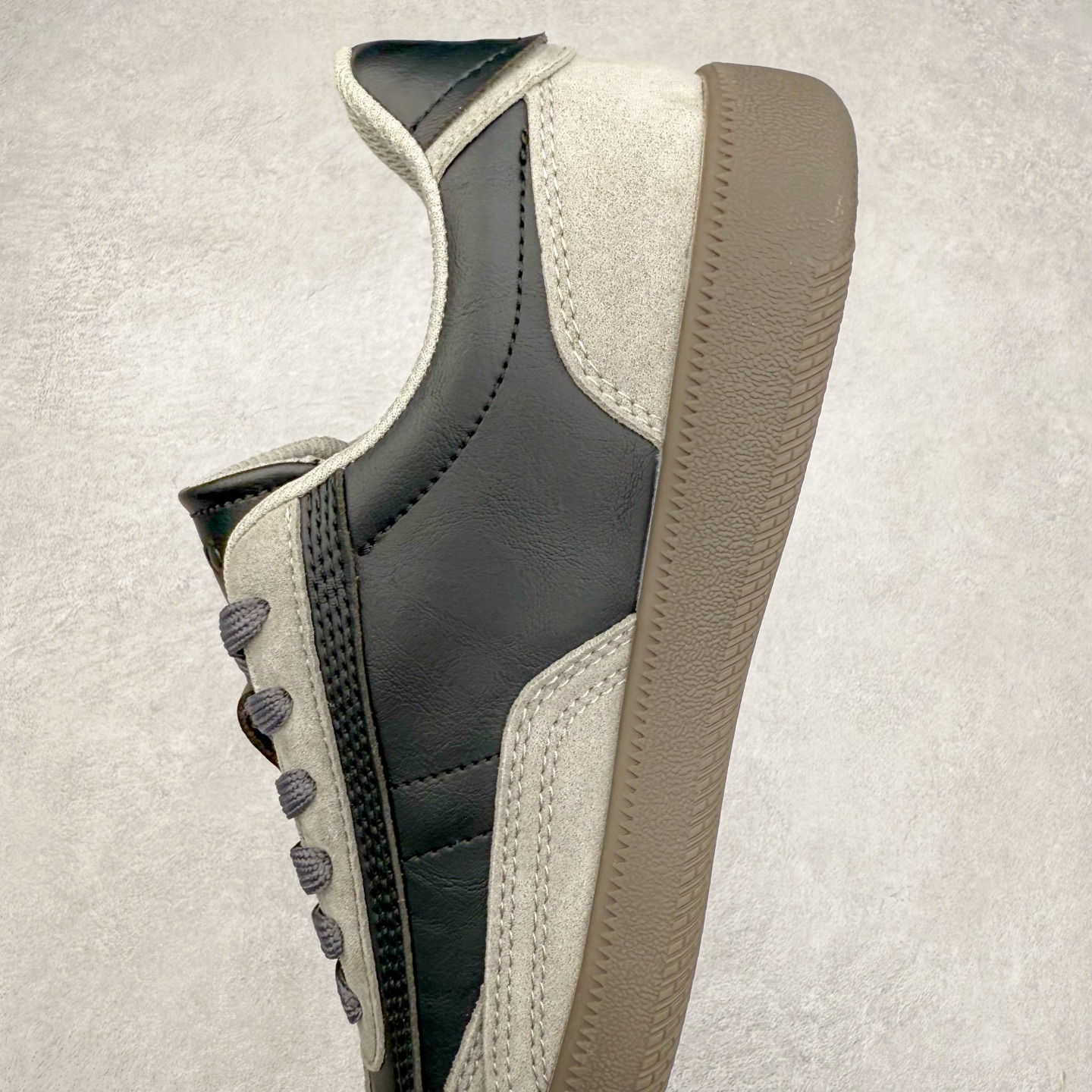 图片[7]-ECCO爱步舒适休闲板鞋男 夏季时尚拼接德训鞋 柔酷零点系列 臻选皮革采用牛皮剖层与牛皮拼接鞋面 质感丰富，彰显个性 造型升级，重塑鞋型与线条 简约系带设计 可自由调节松紧 贴合脚型 鞋底采用PU鞋底 轻盈柔韧，舒适耐穿 融合怀旧元素与现代灵感 复古回潮 重塑经典 漫步都市，共赴恣意的闲暇时光 尺码：39 40 41 42 43 44（运动码）-选品中心