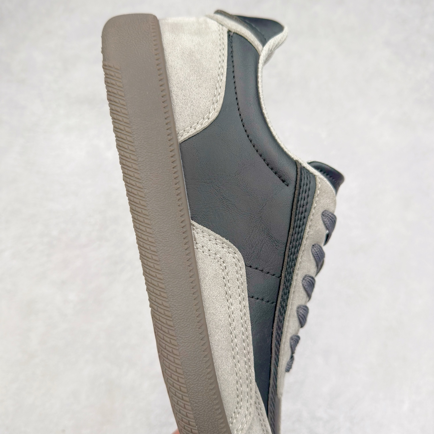 图片[6]-ECCO爱步舒适休闲板鞋男 夏季时尚拼接德训鞋 柔酷零点系列 臻选皮革采用牛皮剖层与牛皮拼接鞋面 质感丰富，彰显个性 造型升级，重塑鞋型与线条 简约系带设计 可自由调节松紧 贴合脚型 鞋底采用PU鞋底 轻盈柔韧，舒适耐穿 融合怀旧元素与现代灵感 复古回潮 重塑经典 漫步都市，共赴恣意的闲暇时光 尺码：39 40 41 42 43 44（运动码）-选品中心