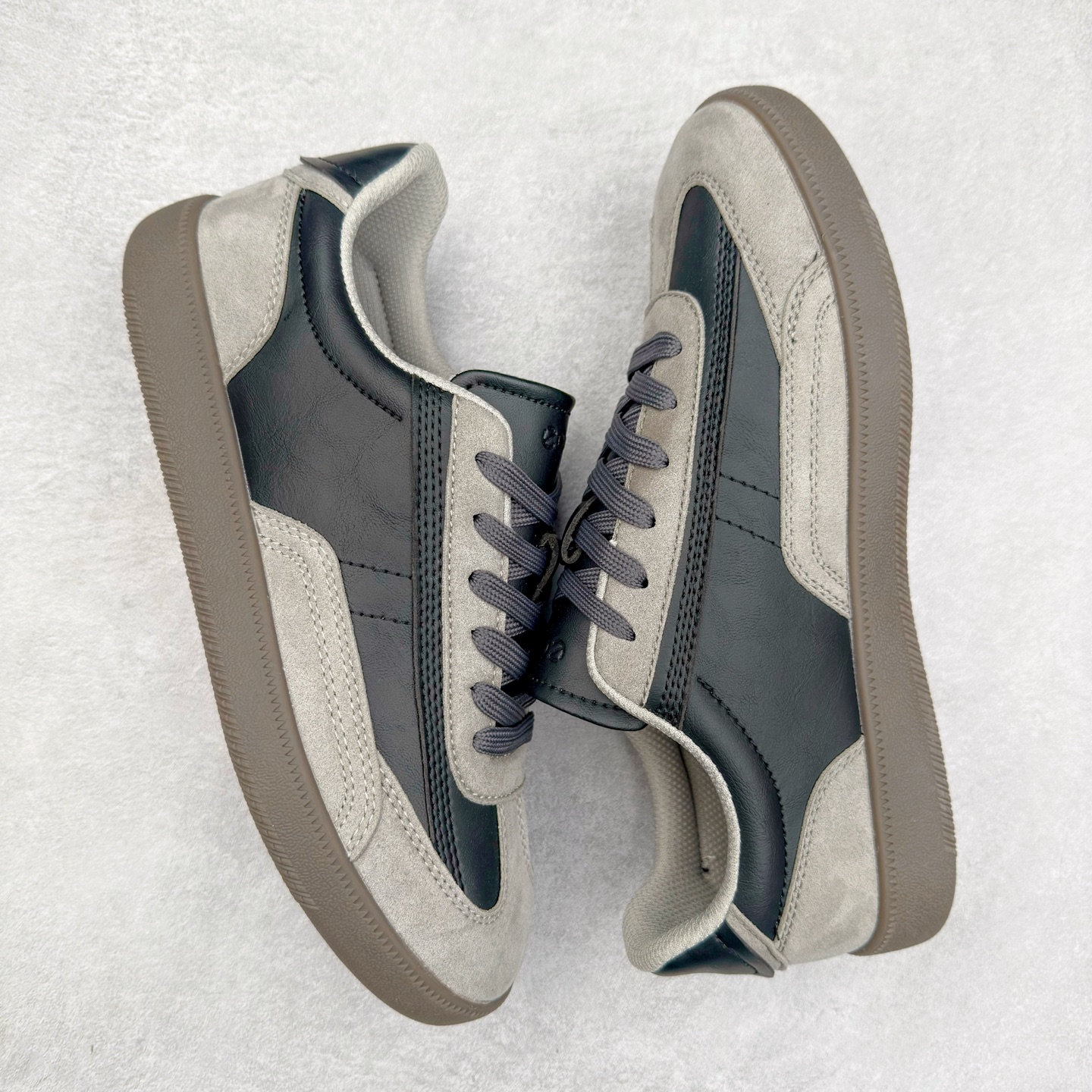 图片[3]-ECCO爱步舒适休闲板鞋男 夏季时尚拼接德训鞋 柔酷零点系列 臻选皮革采用牛皮剖层与牛皮拼接鞋面 质感丰富，彰显个性 造型升级，重塑鞋型与线条 简约系带设计 可自由调节松紧 贴合脚型 鞋底采用PU鞋底 轻盈柔韧，舒适耐穿 融合怀旧元素与现代灵感 复古回潮 重塑经典 漫步都市，共赴恣意的闲暇时光 尺码：39 40 41 42 43 44（运动码）-选品中心