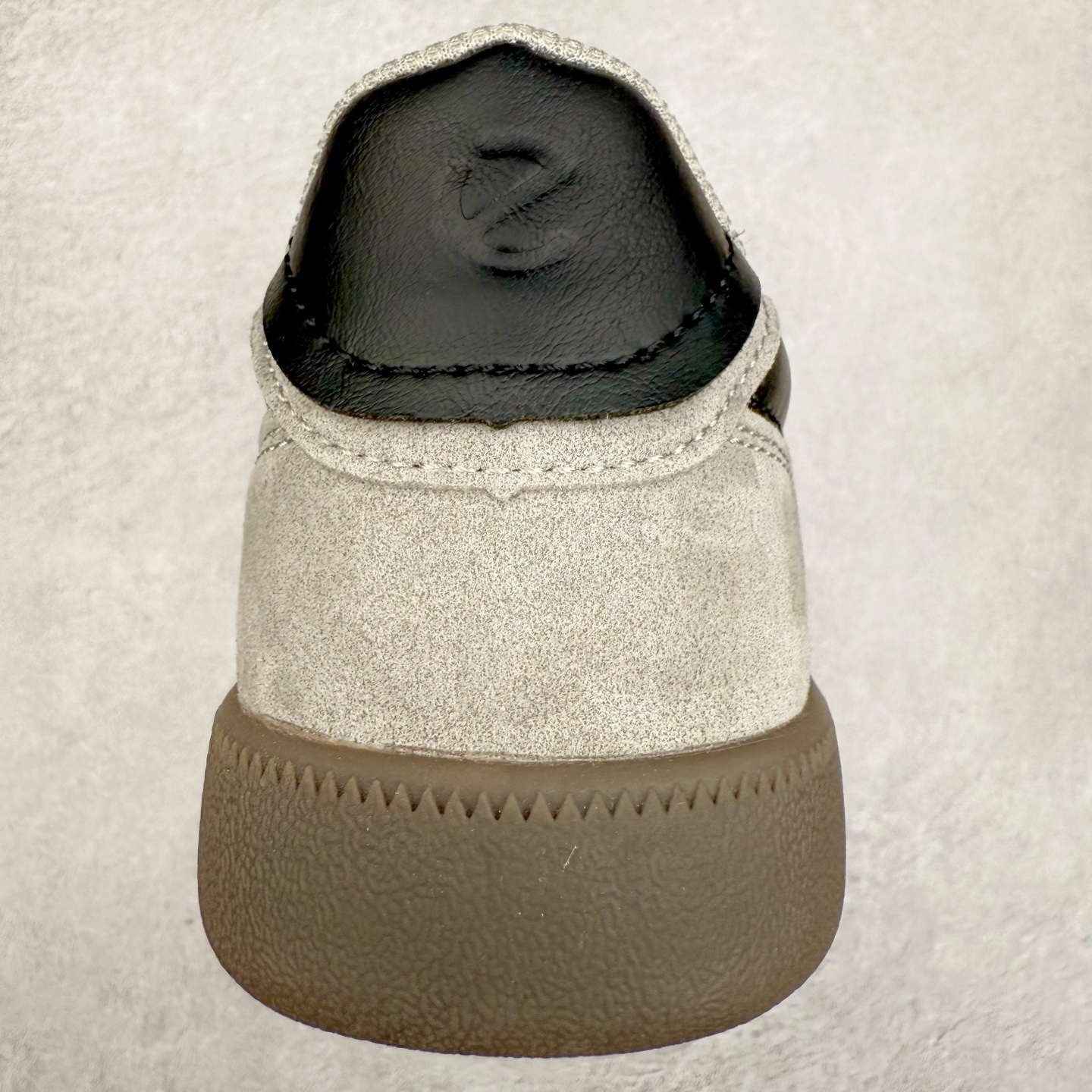 图片[8]-ECCO爱步舒适休闲板鞋男 夏季时尚拼接德训鞋 柔酷零点系列 臻选皮革采用牛皮剖层与牛皮拼接鞋面 质感丰富，彰显个性 造型升级，重塑鞋型与线条 简约系带设计 可自由调节松紧 贴合脚型 鞋底采用PU鞋底 轻盈柔韧，舒适耐穿 融合怀旧元素与现代灵感 复古回潮 重塑经典 漫步都市，共赴恣意的闲暇时光 尺码：39 40 41 42 43 44（运动码）-选品中心