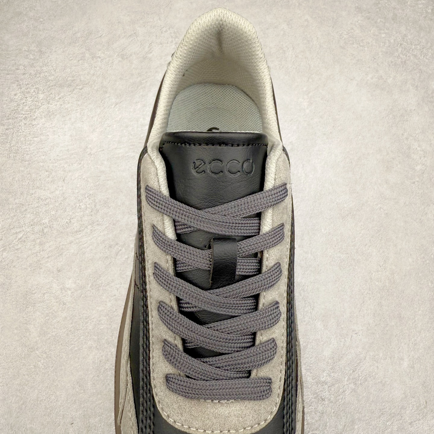 图片[5]-ECCO爱步舒适休闲板鞋男 夏季时尚拼接德训鞋 柔酷零点系列 臻选皮革采用牛皮剖层与牛皮拼接鞋面 质感丰富，彰显个性 造型升级，重塑鞋型与线条 简约系带设计 可自由调节松紧 贴合脚型 鞋底采用PU鞋底 轻盈柔韧，舒适耐穿 融合怀旧元素与现代灵感 复古回潮 重塑经典 漫步都市，共赴恣意的闲暇时光 尺码：39 40 41 42 43 44（运动码）-选品中心