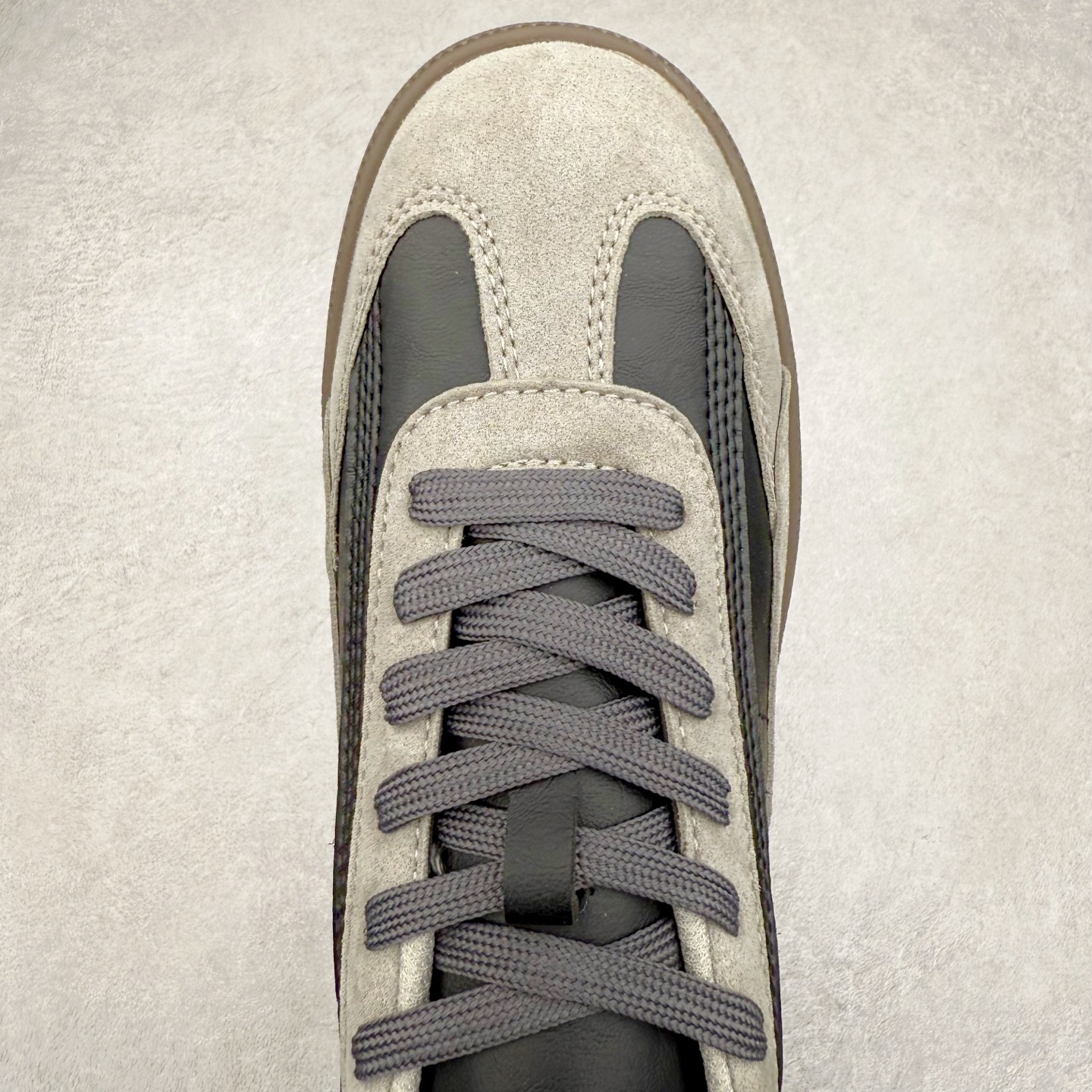 图片[4]-ECCO爱步舒适休闲板鞋男 夏季时尚拼接德训鞋 柔酷零点系列 臻选皮革采用牛皮剖层与牛皮拼接鞋面 质感丰富，彰显个性 造型升级，重塑鞋型与线条 简约系带设计 可自由调节松紧 贴合脚型 鞋底采用PU鞋底 轻盈柔韧，舒适耐穿 融合怀旧元素与现代灵感 复古回潮 重塑经典 漫步都市，共赴恣意的闲暇时光 尺码：39 40 41 42 43 44（运动码）-选品中心