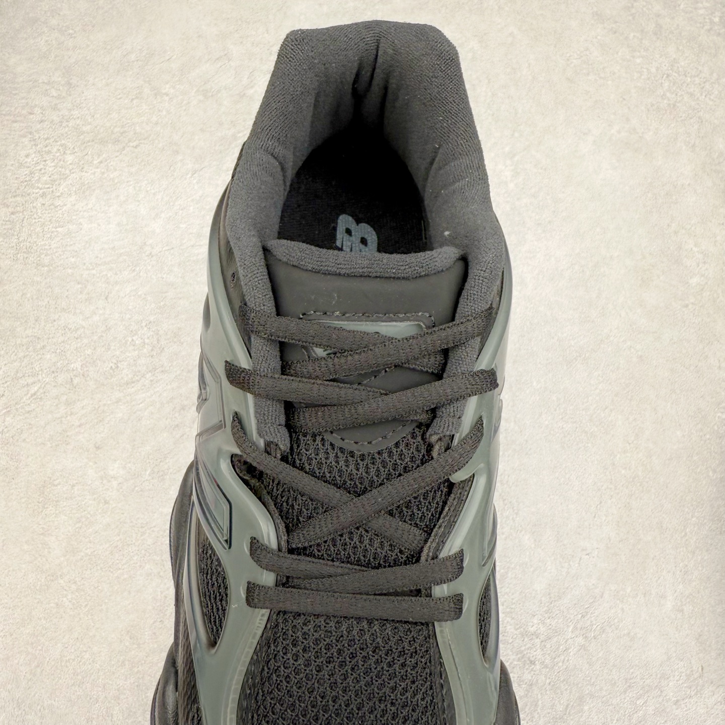 图片[5]-New Balance NB9060 复古运动鞋 新百伦又带来了新鞋型 并且是与芝加哥街头品牌 Joe Freshgoods 的联名款 鞋身主体采用了类似 990 系列的设计风格 与传统复古慢跑鞋区别不大 最大的变化就是鞋底部分 在传统设计的中底外层 增加了多个分区的模块 圆润的线条设计与我们熟悉的 New Balance 风格截然不同 但与同样充满弧形线条的鞋面搭配 看起来毫无违和感 尺码：36-45-选品中心