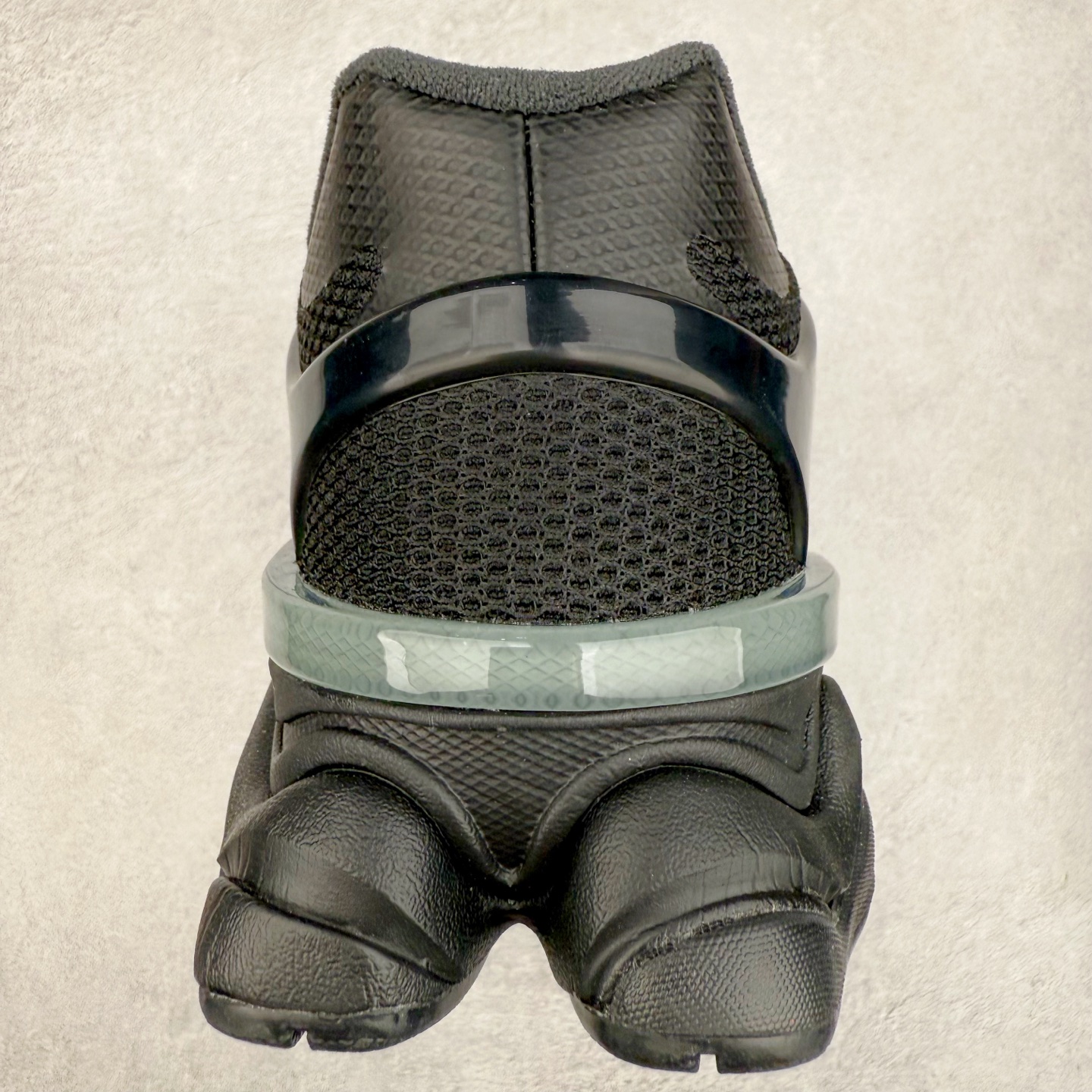 图片[8]-New Balance NB9060 复古运动鞋 新百伦又带来了新鞋型 并且是与芝加哥街头品牌 Joe Freshgoods 的联名款 鞋身主体采用了类似 990 系列的设计风格 与传统复古慢跑鞋区别不大 最大的变化就是鞋底部分 在传统设计的中底外层 增加了多个分区的模块 圆润的线条设计与我们熟悉的 New Balance 风格截然不同 但与同样充满弧形线条的鞋面搭配 看起来毫无违和感 尺码：36-45-选品中心