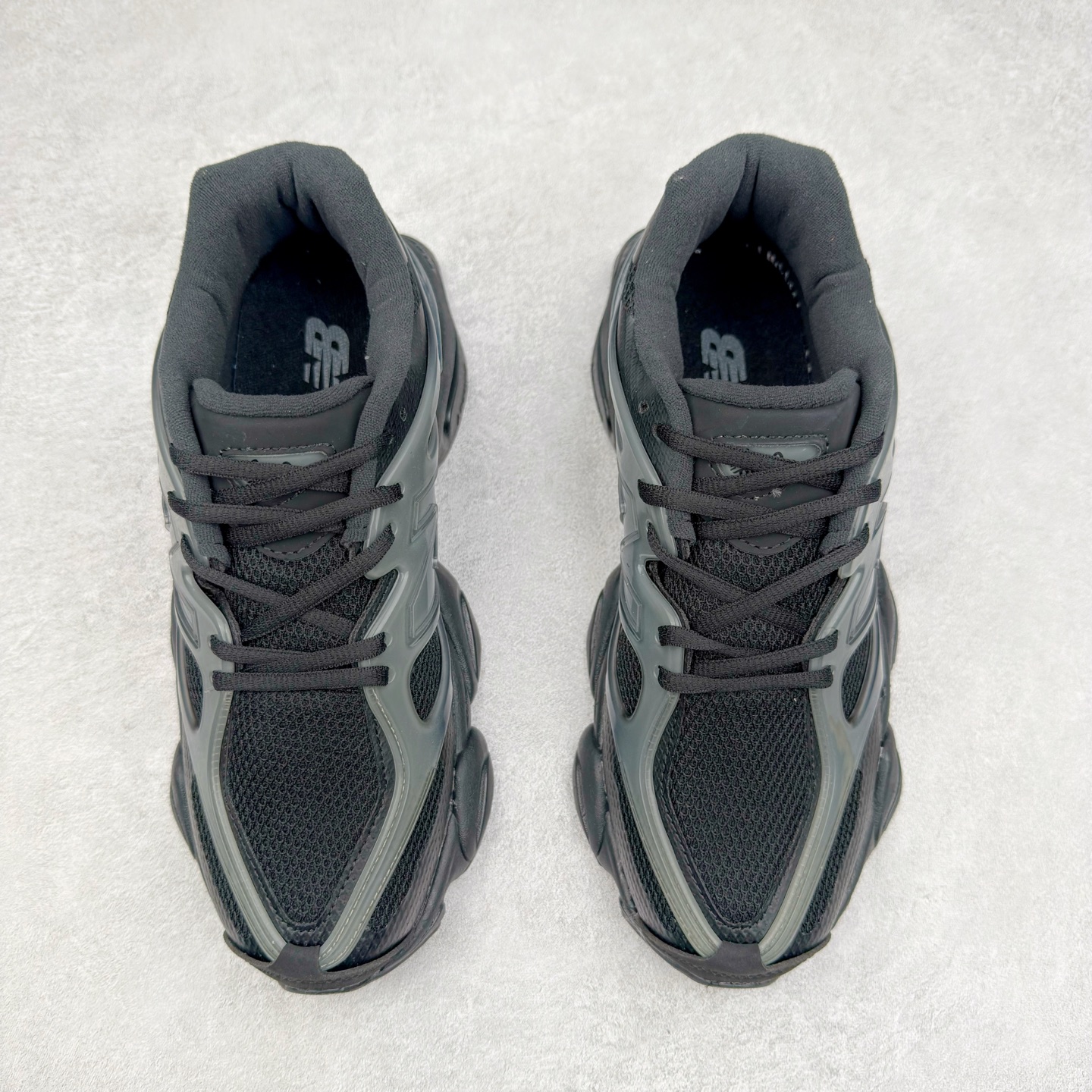 图片[2]-New Balance NB9060 复古运动鞋 新百伦又带来了新鞋型 并且是与芝加哥街头品牌 Joe Freshgoods 的联名款 鞋身主体采用了类似 990 系列的设计风格 与传统复古慢跑鞋区别不大 最大的变化就是鞋底部分 在传统设计的中底外层 增加了多个分区的模块 圆润的线条设计与我们熟悉的 New Balance 风格截然不同 但与同样充满弧形线条的鞋面搭配 看起来毫无违和感 尺码：36-45-选品中心