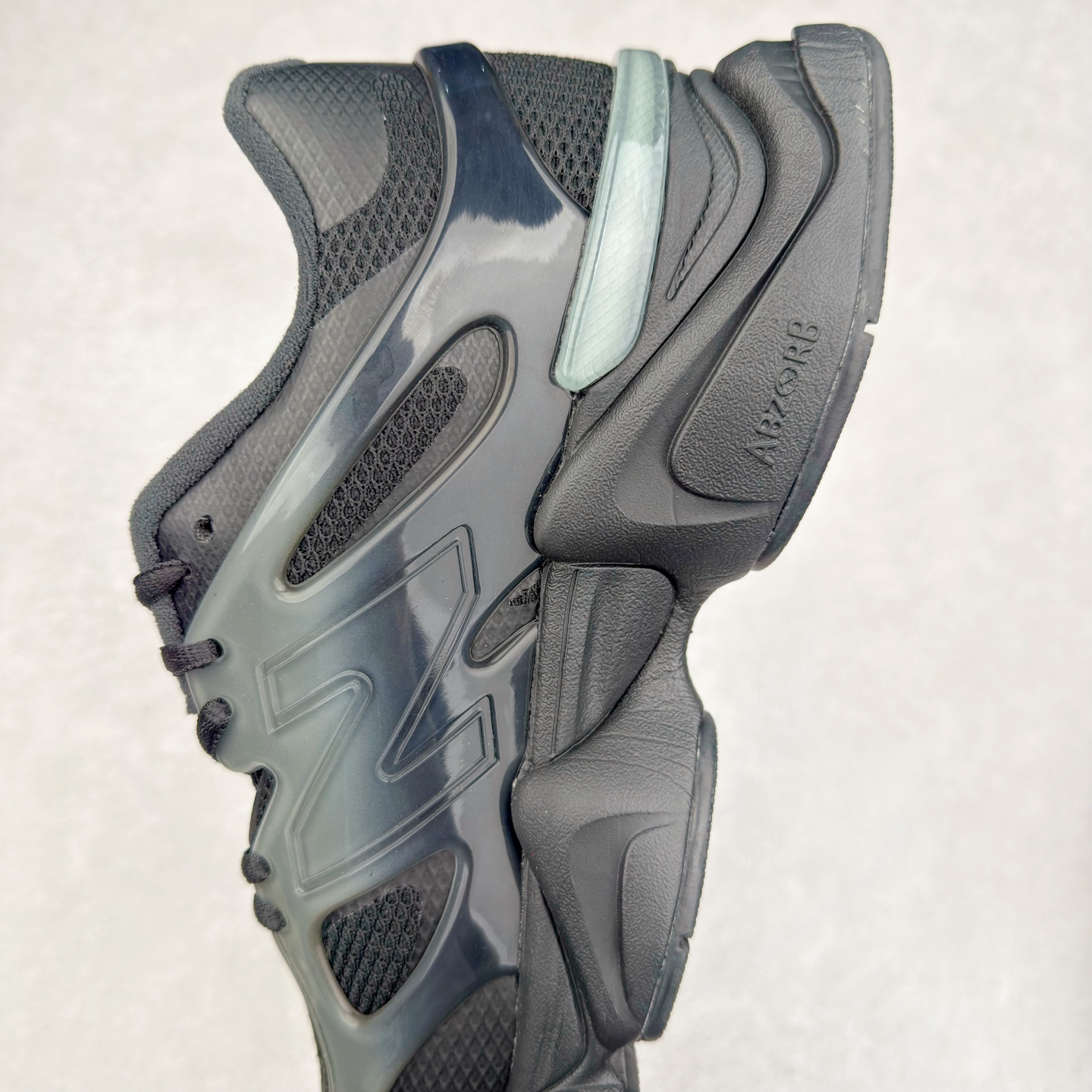 图片[7]-New Balance NB9060 复古运动鞋 新百伦又带来了新鞋型 并且是与芝加哥街头品牌 Joe Freshgoods 的联名款 鞋身主体采用了类似 990 系列的设计风格 与传统复古慢跑鞋区别不大 最大的变化就是鞋底部分 在传统设计的中底外层 增加了多个分区的模块 圆润的线条设计与我们熟悉的 New Balance 风格截然不同 但与同样充满弧形线条的鞋面搭配 看起来毫无违和感 尺码：36-45-选品中心