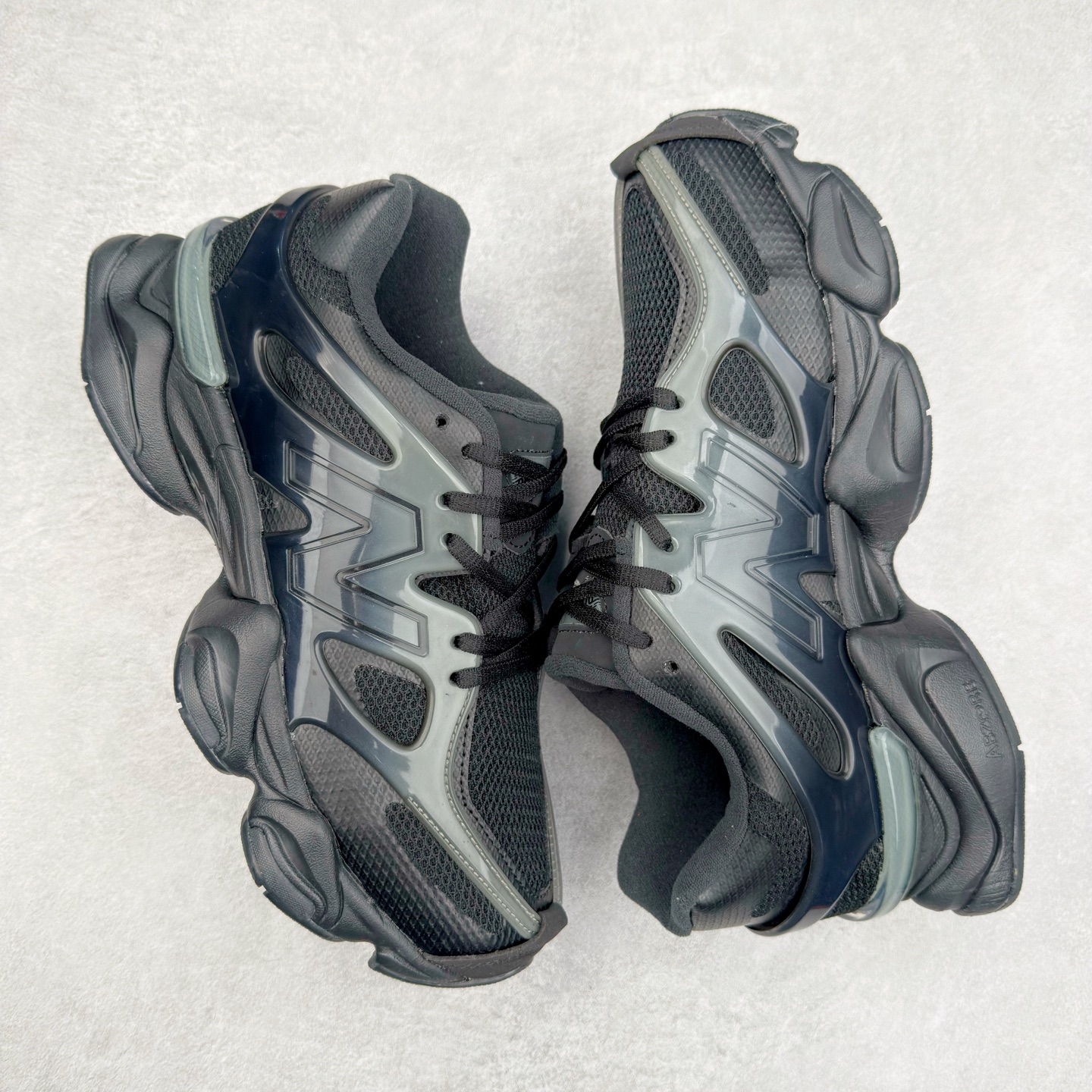 图片[3]-New Balance NB9060 复古运动鞋 新百伦又带来了新鞋型 并且是与芝加哥街头品牌 Joe Freshgoods 的联名款 鞋身主体采用了类似 990 系列的设计风格 与传统复古慢跑鞋区别不大 最大的变化就是鞋底部分 在传统设计的中底外层 增加了多个分区的模块 圆润的线条设计与我们熟悉的 New Balance 风格截然不同 但与同样充满弧形线条的鞋面搭配 看起来毫无违和感 尺码：36-45-选品中心