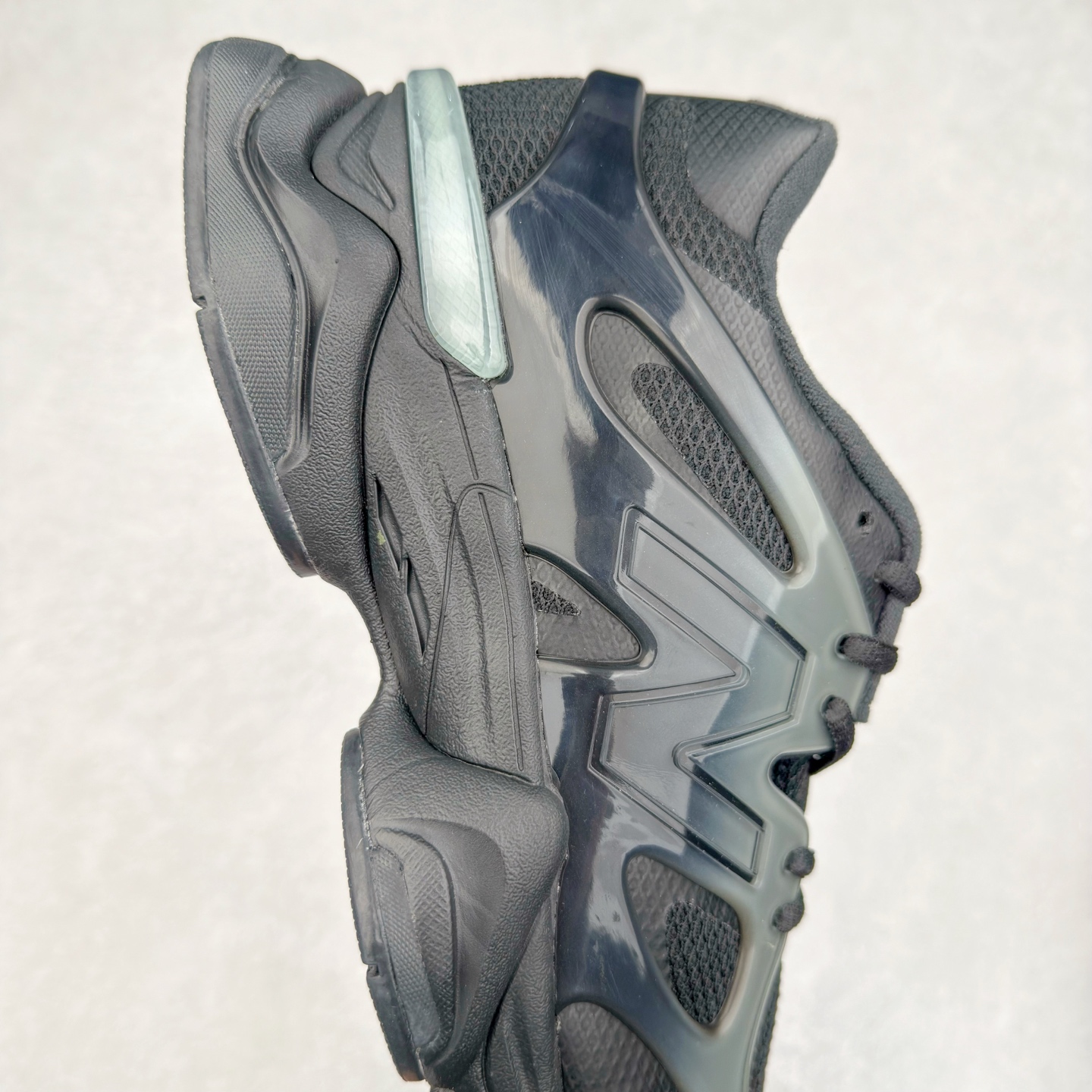 图片[6]-New Balance NB9060 复古运动鞋 新百伦又带来了新鞋型 并且是与芝加哥街头品牌 Joe Freshgoods 的联名款 鞋身主体采用了类似 990 系列的设计风格 与传统复古慢跑鞋区别不大 最大的变化就是鞋底部分 在传统设计的中底外层 增加了多个分区的模块 圆润的线条设计与我们熟悉的 New Balance 风格截然不同 但与同样充满弧形线条的鞋面搭配 看起来毫无违和感 尺码：36-45-选品中心