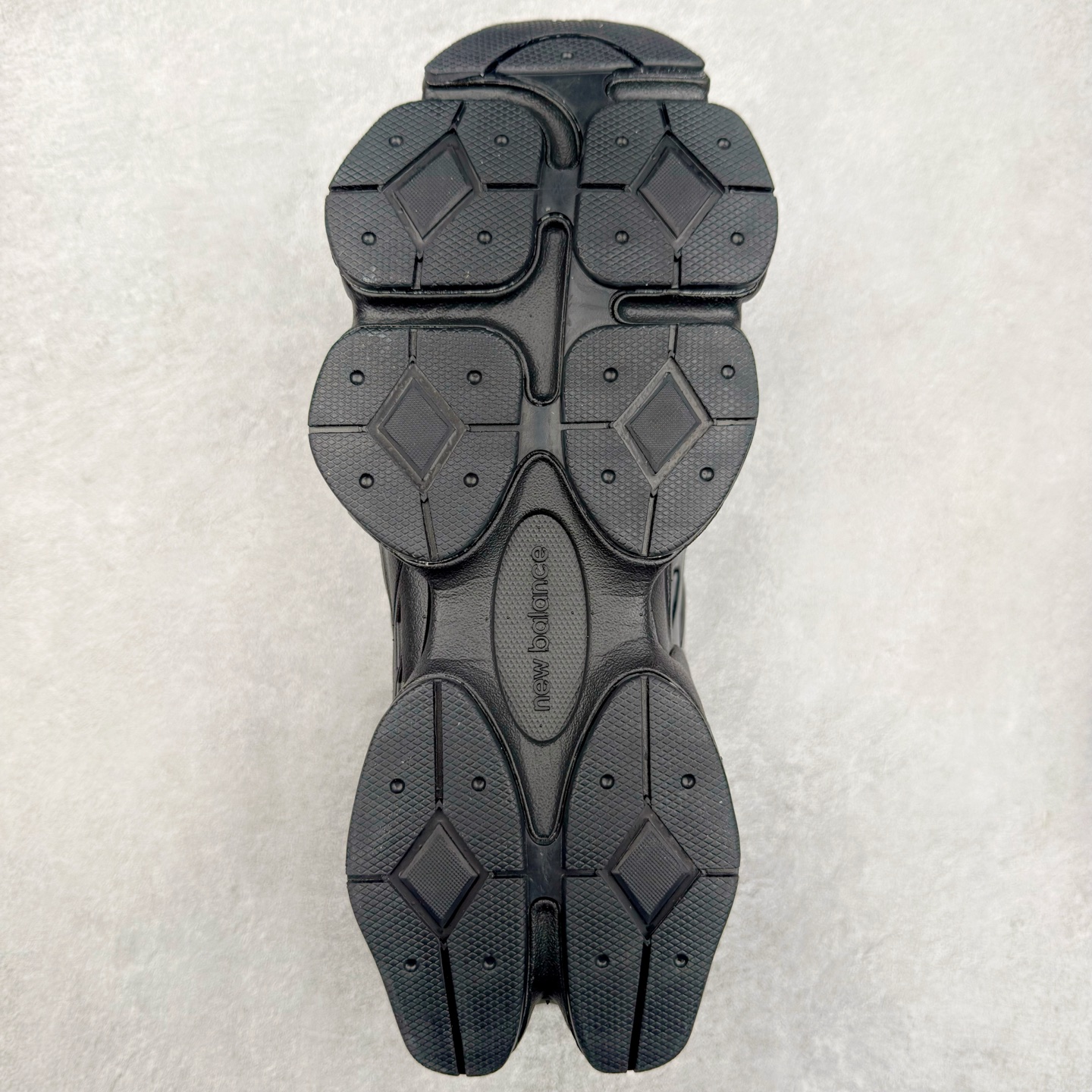 图片[9]-New Balance NB9060 复古运动鞋 新百伦又带来了新鞋型 并且是与芝加哥街头品牌 Joe Freshgoods 的联名款 鞋身主体采用了类似 990 系列的设计风格 与传统复古慢跑鞋区别不大 最大的变化就是鞋底部分 在传统设计的中底外层 增加了多个分区的模块 圆润的线条设计与我们熟悉的 New Balance 风格截然不同 但与同样充满弧形线条的鞋面搭配 看起来毫无违和感 尺码：36-45-选品中心