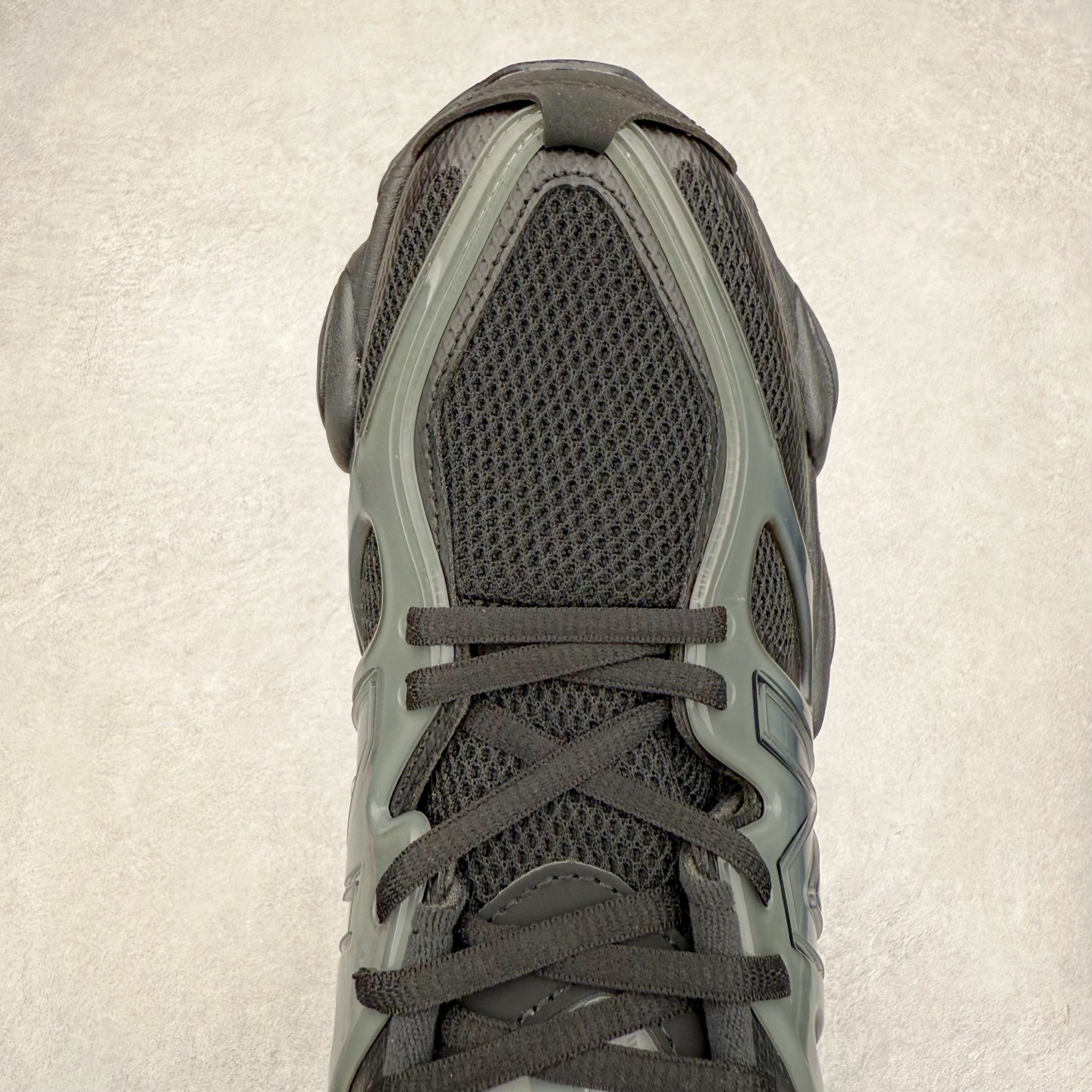 图片[4]-New Balance NB9060 复古运动鞋 新百伦又带来了新鞋型 并且是与芝加哥街头品牌 Joe Freshgoods 的联名款 鞋身主体采用了类似 990 系列的设计风格 与传统复古慢跑鞋区别不大 最大的变化就是鞋底部分 在传统设计的中底外层 增加了多个分区的模块 圆润的线条设计与我们熟悉的 New Balance 风格截然不同 但与同样充满弧形线条的鞋面搭配 看起来毫无违和感 尺码：36-45-选品中心