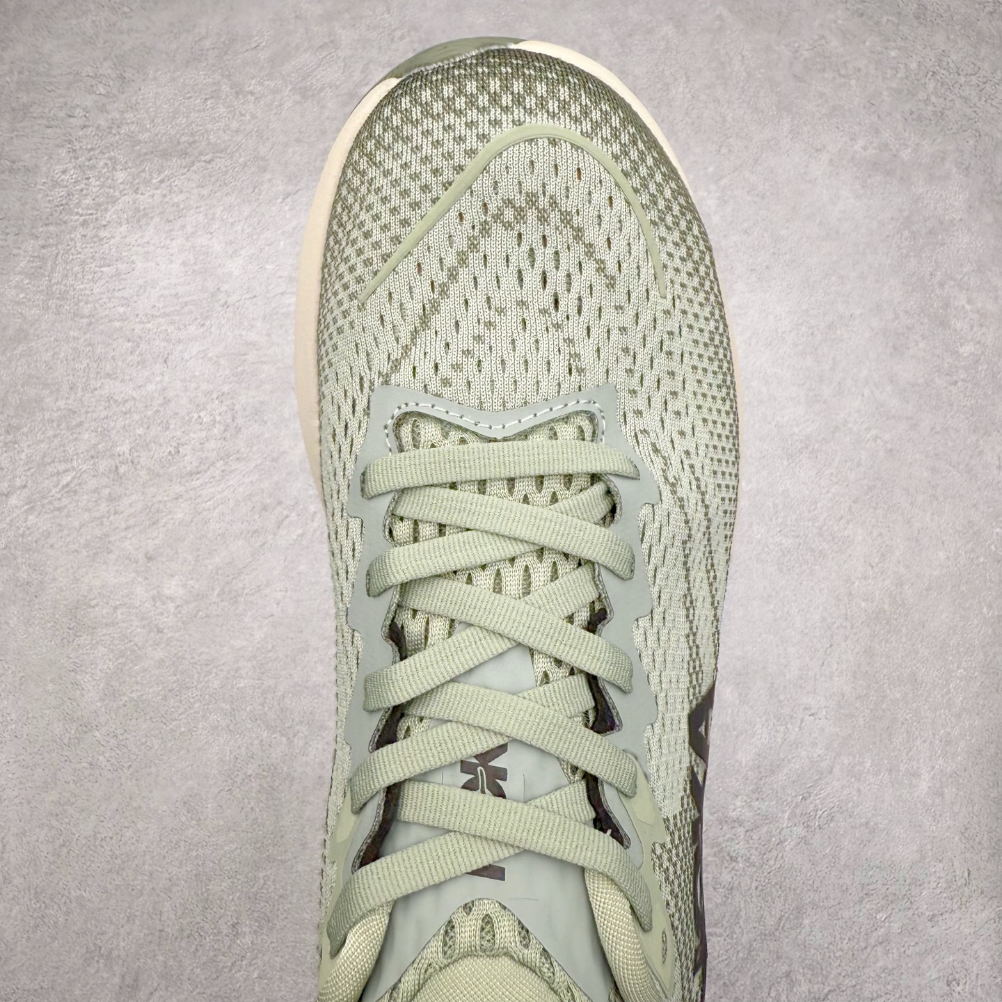 图片[4]-HOKA ONE ONE RINCON 4 舒适防滑耐磨低帮休闲跑步鞋 Rincon 4 是一款日常训练用的跑步鞋，踩上去的感觉很结实。它适合中短距离跑步，但如果您习惯于稍硬的感觉，也可以用于长距离跑步。但它的速度不够快，不能作为速度训练鞋，也不够柔软，不能作为恢复训练鞋，日常里程跑才是它的优势所在。如果您想尝试 Hoka 跑鞋，又想享受极具竞争力的价格，那就试试这款鞋吧。尺码：36 36.5 37.5 38 38.5 39 40 40.5 41 42 42.5 43 44 44.5 45-选品中心