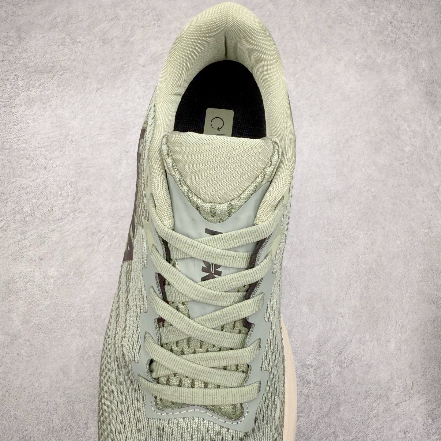 图片[5]-HOKA ONE ONE RINCON 4 舒适防滑耐磨低帮休闲跑步鞋 Rincon 4 是一款日常训练用的跑步鞋，踩上去的感觉很结实。它适合中短距离跑步，但如果您习惯于稍硬的感觉，也可以用于长距离跑步。但它的速度不够快，不能作为速度训练鞋，也不够柔软，不能作为恢复训练鞋，日常里程跑才是它的优势所在。如果您想尝试 Hoka 跑鞋，又想享受极具竞争力的价格，那就试试这款鞋吧。尺码：36 36.5 37.5 38 38.5 39 40 40.5 41 42 42.5 43 44 44.5 45-选品中心