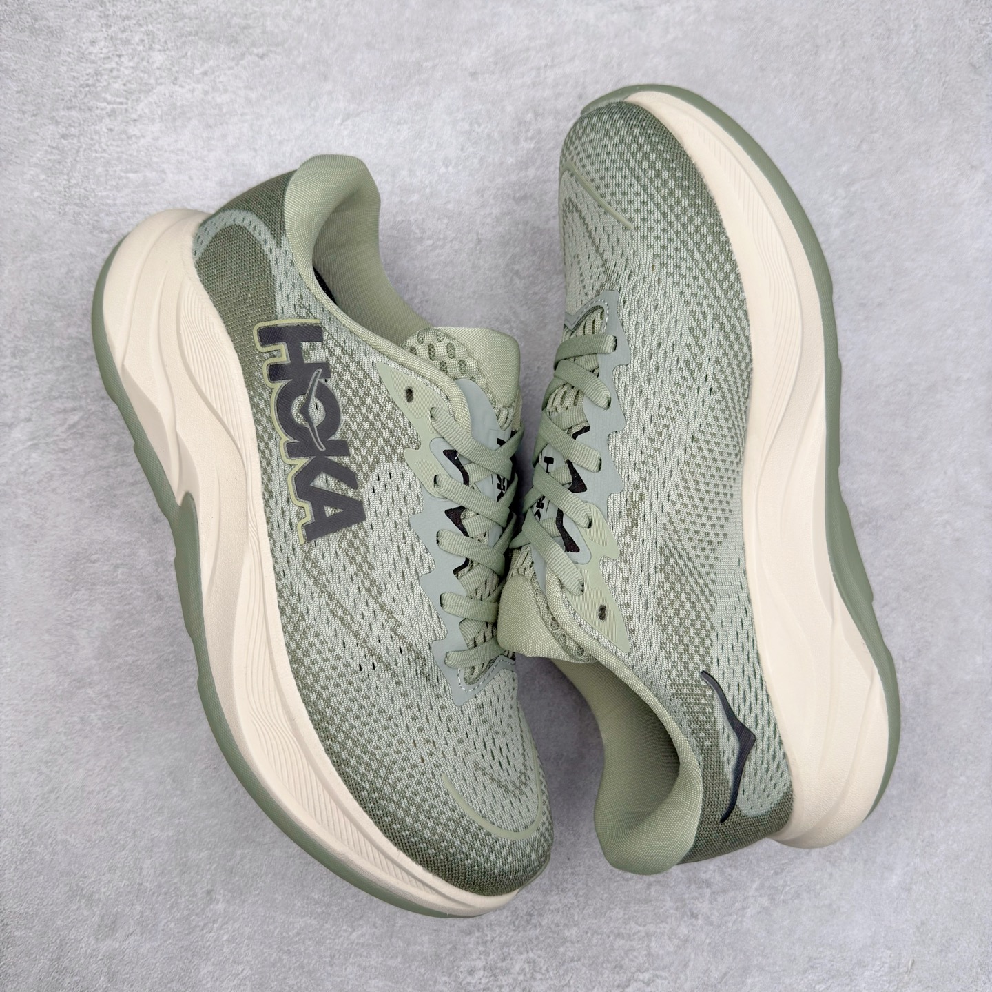 图片[3]-HOKA ONE ONE RINCON 4 舒适防滑耐磨低帮休闲跑步鞋 Rincon 4 是一款日常训练用的跑步鞋，踩上去的感觉很结实。它适合中短距离跑步，但如果您习惯于稍硬的感觉，也可以用于长距离跑步。但它的速度不够快，不能作为速度训练鞋，也不够柔软，不能作为恢复训练鞋，日常里程跑才是它的优势所在。如果您想尝试 Hoka 跑鞋，又想享受极具竞争力的价格，那就试试这款鞋吧。尺码：36 36.5 37.5 38 38.5 39 40 40.5 41 42 42.5 43 44 44.5 45-选品中心