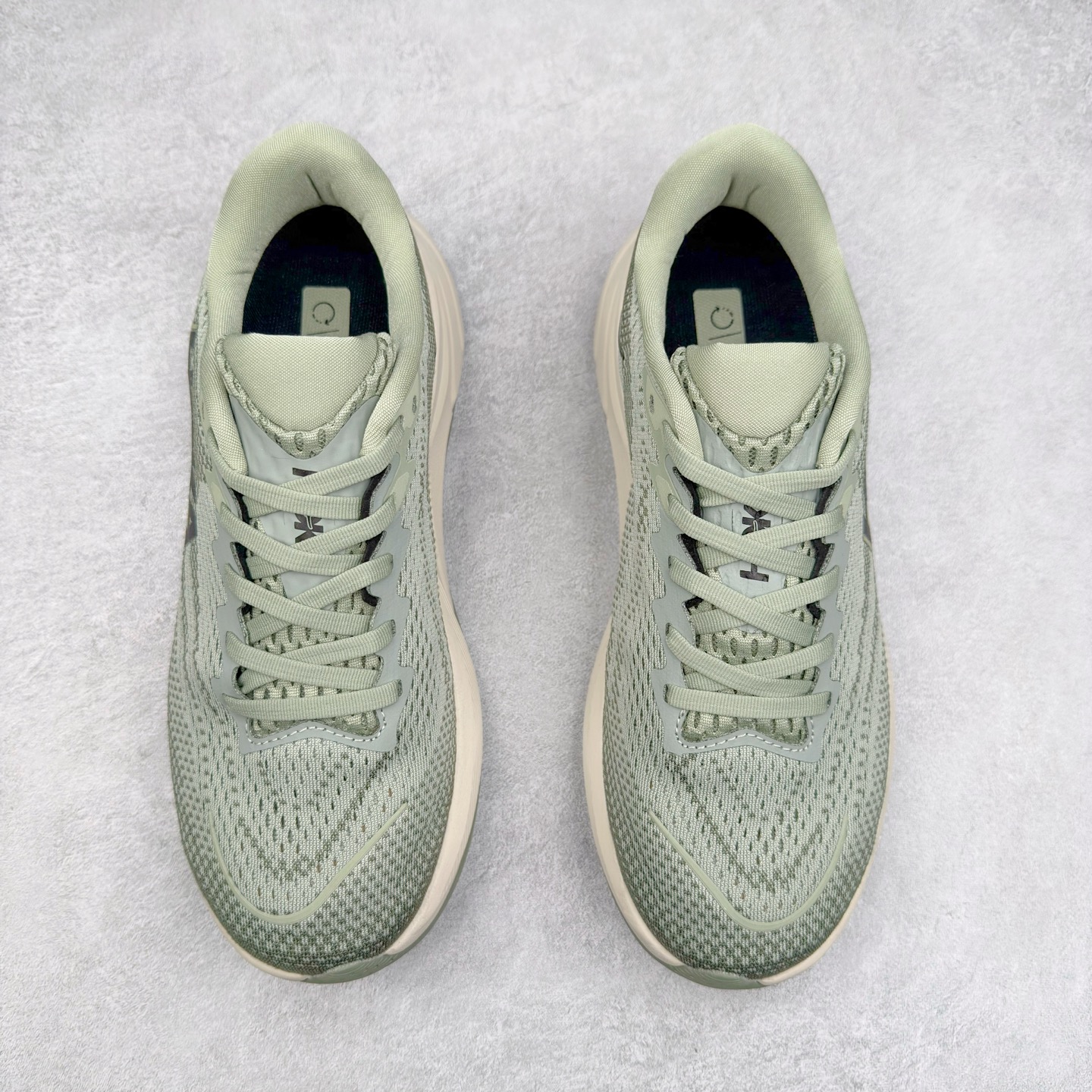 图片[2]-HOKA ONE ONE RINCON 4 舒适防滑耐磨低帮休闲跑步鞋 Rincon 4 是一款日常训练用的跑步鞋，踩上去的感觉很结实。它适合中短距离跑步，但如果您习惯于稍硬的感觉，也可以用于长距离跑步。但它的速度不够快，不能作为速度训练鞋，也不够柔软，不能作为恢复训练鞋，日常里程跑才是它的优势所在。如果您想尝试 Hoka 跑鞋，又想享受极具竞争力的价格，那就试试这款鞋吧。尺码：36 36.5 37.5 38 38.5 39 40 40.5 41 42 42.5 43 44 44.5 45-选品中心