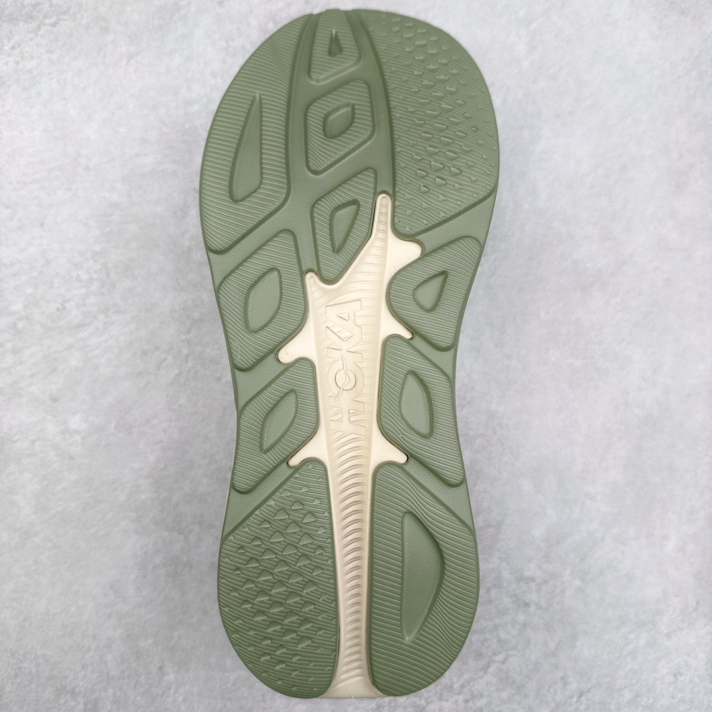 图片[9]-HOKA ONE ONE RINCON 4 舒适防滑耐磨低帮休闲跑步鞋 Rincon 4 是一款日常训练用的跑步鞋，踩上去的感觉很结实。它适合中短距离跑步，但如果您习惯于稍硬的感觉，也可以用于长距离跑步。但它的速度不够快，不能作为速度训练鞋，也不够柔软，不能作为恢复训练鞋，日常里程跑才是它的优势所在。如果您想尝试 Hoka 跑鞋，又想享受极具竞争力的价格，那就试试这款鞋吧。尺码：36 36.5 37.5 38 38.5 39 40 40.5 41 42 42.5 43 44 44.5 45-选品中心