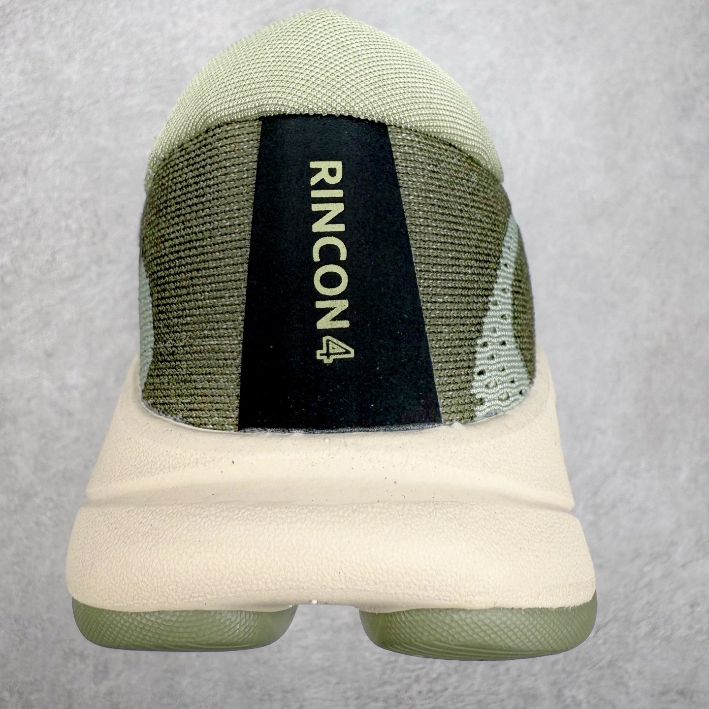 图片[8]-HOKA ONE ONE RINCON 4 舒适防滑耐磨低帮休闲跑步鞋 Rincon 4 是一款日常训练用的跑步鞋，踩上去的感觉很结实。它适合中短距离跑步，但如果您习惯于稍硬的感觉，也可以用于长距离跑步。但它的速度不够快，不能作为速度训练鞋，也不够柔软，不能作为恢复训练鞋，日常里程跑才是它的优势所在。如果您想尝试 Hoka 跑鞋，又想享受极具竞争力的价格，那就试试这款鞋吧。尺码：36 36.5 37.5 38 38.5 39 40 40.5 41 42 42.5 43 44 44.5 45-选品中心