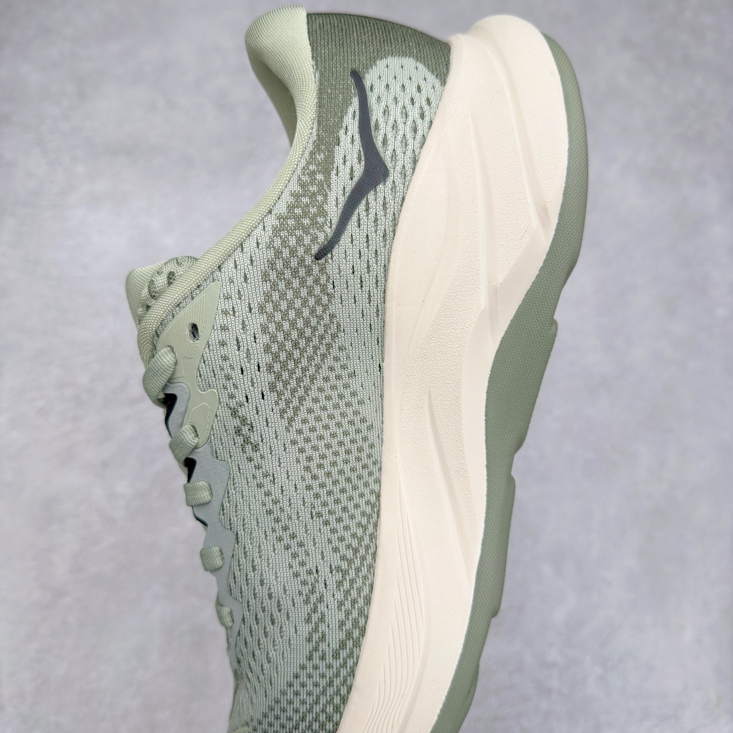 图片[7]-HOKA ONE ONE RINCON 4 舒适防滑耐磨低帮休闲跑步鞋 Rincon 4 是一款日常训练用的跑步鞋，踩上去的感觉很结实。它适合中短距离跑步，但如果您习惯于稍硬的感觉，也可以用于长距离跑步。但它的速度不够快，不能作为速度训练鞋，也不够柔软，不能作为恢复训练鞋，日常里程跑才是它的优势所在。如果您想尝试 Hoka 跑鞋，又想享受极具竞争力的价格，那就试试这款鞋吧。尺码：36 36.5 37.5 38 38.5 39 40 40.5 41 42 42.5 43 44 44.5 45-选品中心