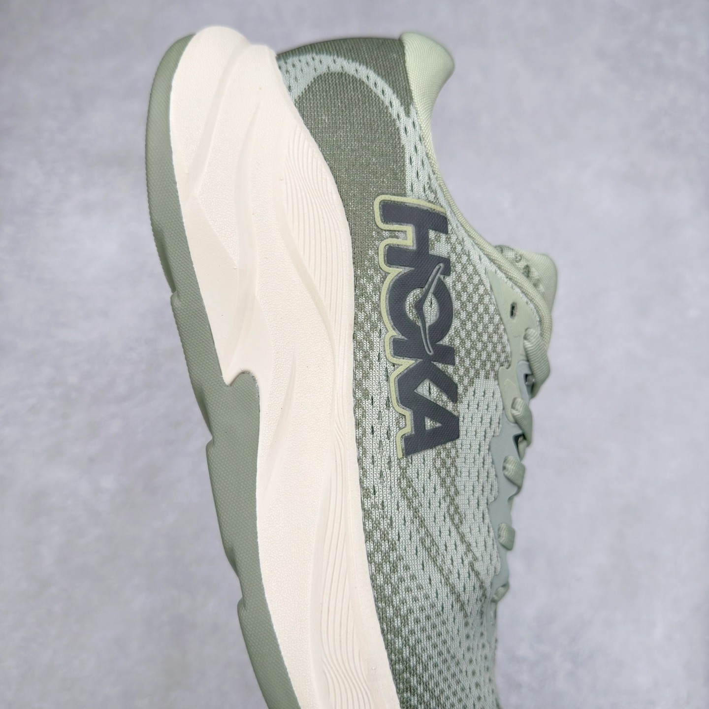 图片[6]-HOKA ONE ONE RINCON 4 舒适防滑耐磨低帮休闲跑步鞋 Rincon 4 是一款日常训练用的跑步鞋，踩上去的感觉很结实。它适合中短距离跑步，但如果您习惯于稍硬的感觉，也可以用于长距离跑步。但它的速度不够快，不能作为速度训练鞋，也不够柔软，不能作为恢复训练鞋，日常里程跑才是它的优势所在。如果您想尝试 Hoka 跑鞋，又想享受极具竞争力的价格，那就试试这款鞋吧。尺码：36 36.5 37.5 38 38.5 39 40 40.5 41 42 42.5 43 44 44.5 45-选品中心