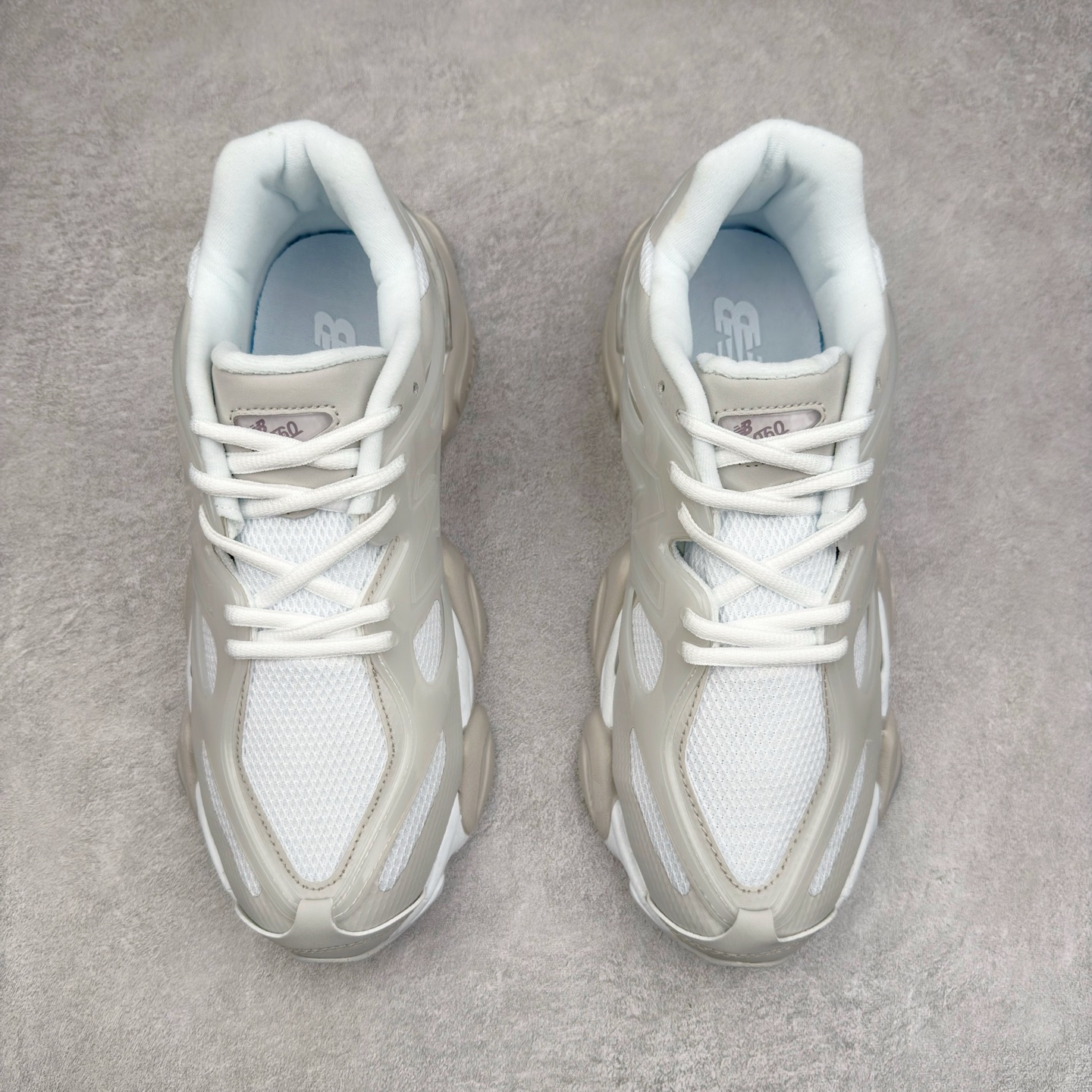 图片[2]-New Balance NB9060 复古运动鞋 新百伦又带来了新鞋型 并且是与芝加哥街头品牌 Joe Freshgoods 的联名款 鞋身主体采用了类似 990 系列的设计风格 与传统复古慢跑鞋区别不大 最大的变化就是鞋底部分 在传统设计的中底外层 增加了多个分区的模块 圆润的线条设计与我们熟悉的 New Balance 风格截然不同 但与同样充满弧形线条的鞋面搭配 看起来毫无违和感 尺码：36-45-选品中心