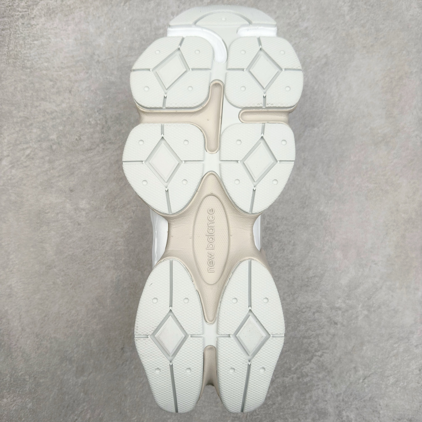 图片[9]-New Balance NB9060 复古运动鞋 新百伦又带来了新鞋型 并且是与芝加哥街头品牌 Joe Freshgoods 的联名款 鞋身主体采用了类似 990 系列的设计风格 与传统复古慢跑鞋区别不大 最大的变化就是鞋底部分 在传统设计的中底外层 增加了多个分区的模块 圆润的线条设计与我们熟悉的 New Balance 风格截然不同 但与同样充满弧形线条的鞋面搭配 看起来毫无违和感 尺码：36-45-选品中心