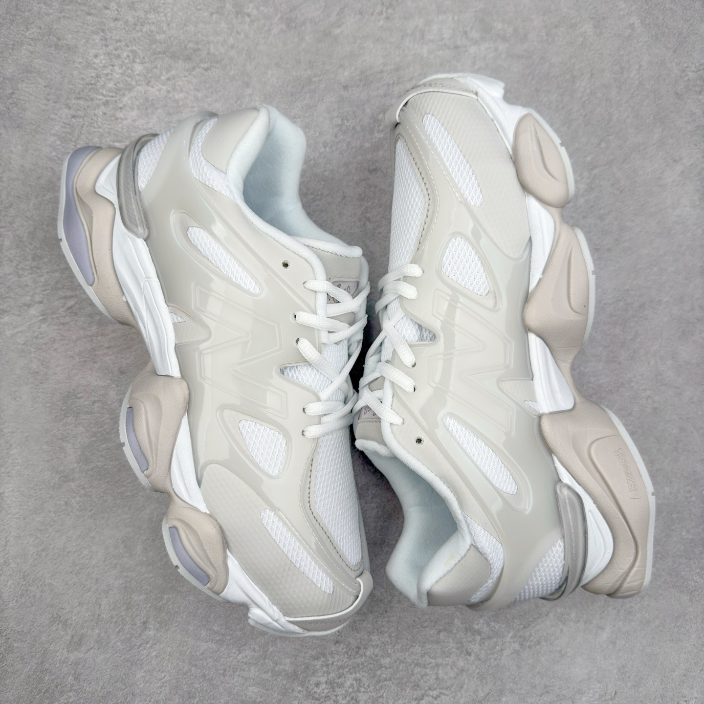 图片[3]-New Balance NB9060 复古运动鞋 新百伦又带来了新鞋型 并且是与芝加哥街头品牌 Joe Freshgoods 的联名款 鞋身主体采用了类似 990 系列的设计风格 与传统复古慢跑鞋区别不大 最大的变化就是鞋底部分 在传统设计的中底外层 增加了多个分区的模块 圆润的线条设计与我们熟悉的 New Balance 风格截然不同 但与同样充满弧形线条的鞋面搭配 看起来毫无违和感 尺码：36-45-选品中心