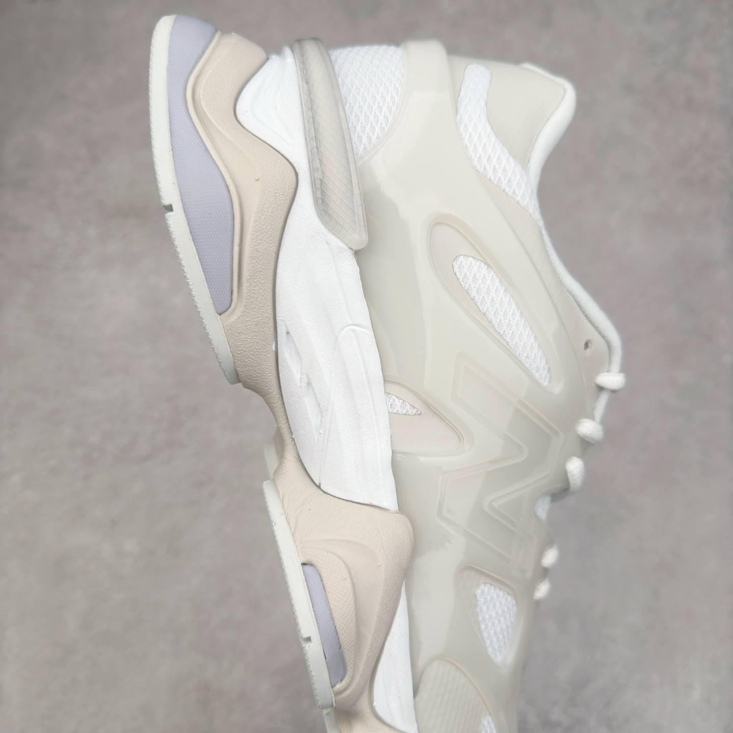 图片[6]-New Balance NB9060 复古运动鞋 新百伦又带来了新鞋型 并且是与芝加哥街头品牌 Joe Freshgoods 的联名款 鞋身主体采用了类似 990 系列的设计风格 与传统复古慢跑鞋区别不大 最大的变化就是鞋底部分 在传统设计的中底外层 增加了多个分区的模块 圆润的线条设计与我们熟悉的 New Balance 风格截然不同 但与同样充满弧形线条的鞋面搭配 看起来毫无违和感 尺码：36-45-选品中心