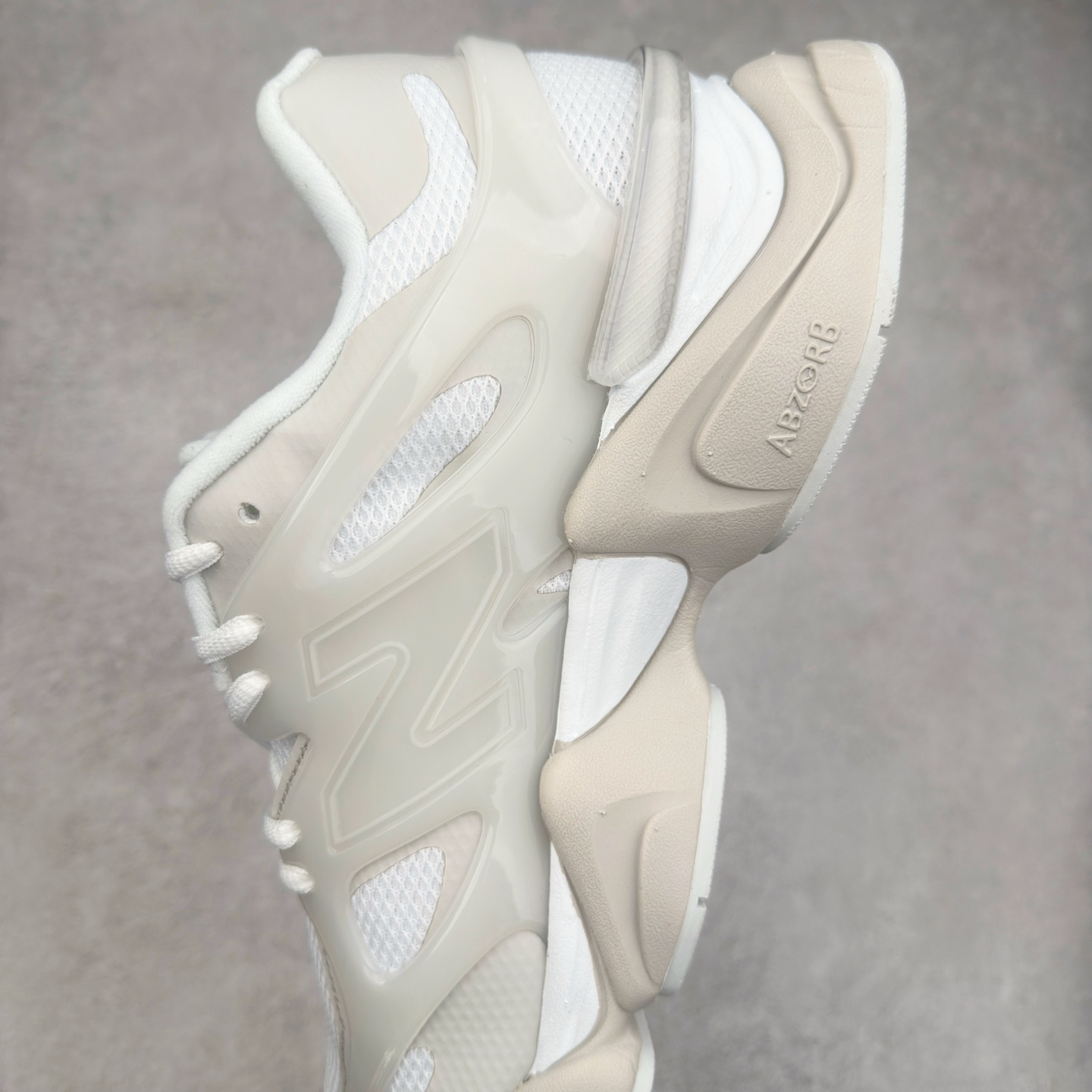 图片[7]-New Balance NB9060 复古运动鞋 新百伦又带来了新鞋型 并且是与芝加哥街头品牌 Joe Freshgoods 的联名款 鞋身主体采用了类似 990 系列的设计风格 与传统复古慢跑鞋区别不大 最大的变化就是鞋底部分 在传统设计的中底外层 增加了多个分区的模块 圆润的线条设计与我们熟悉的 New Balance 风格截然不同 但与同样充满弧形线条的鞋面搭配 看起来毫无违和感 尺码：36-45-选品中心