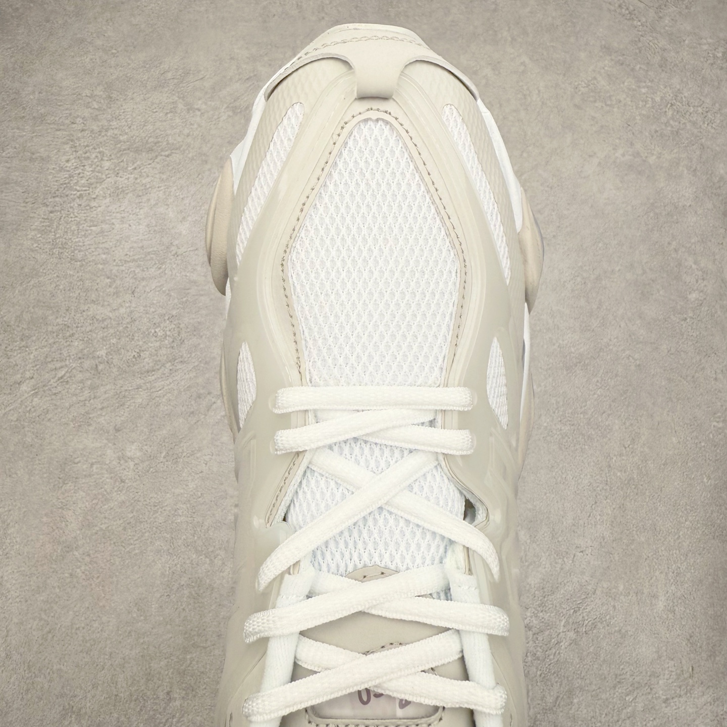 图片[4]-New Balance NB9060 复古运动鞋 新百伦又带来了新鞋型 并且是与芝加哥街头品牌 Joe Freshgoods 的联名款 鞋身主体采用了类似 990 系列的设计风格 与传统复古慢跑鞋区别不大 最大的变化就是鞋底部分 在传统设计的中底外层 增加了多个分区的模块 圆润的线条设计与我们熟悉的 New Balance 风格截然不同 但与同样充满弧形线条的鞋面搭配 看起来毫无违和感 尺码：36-45-选品中心