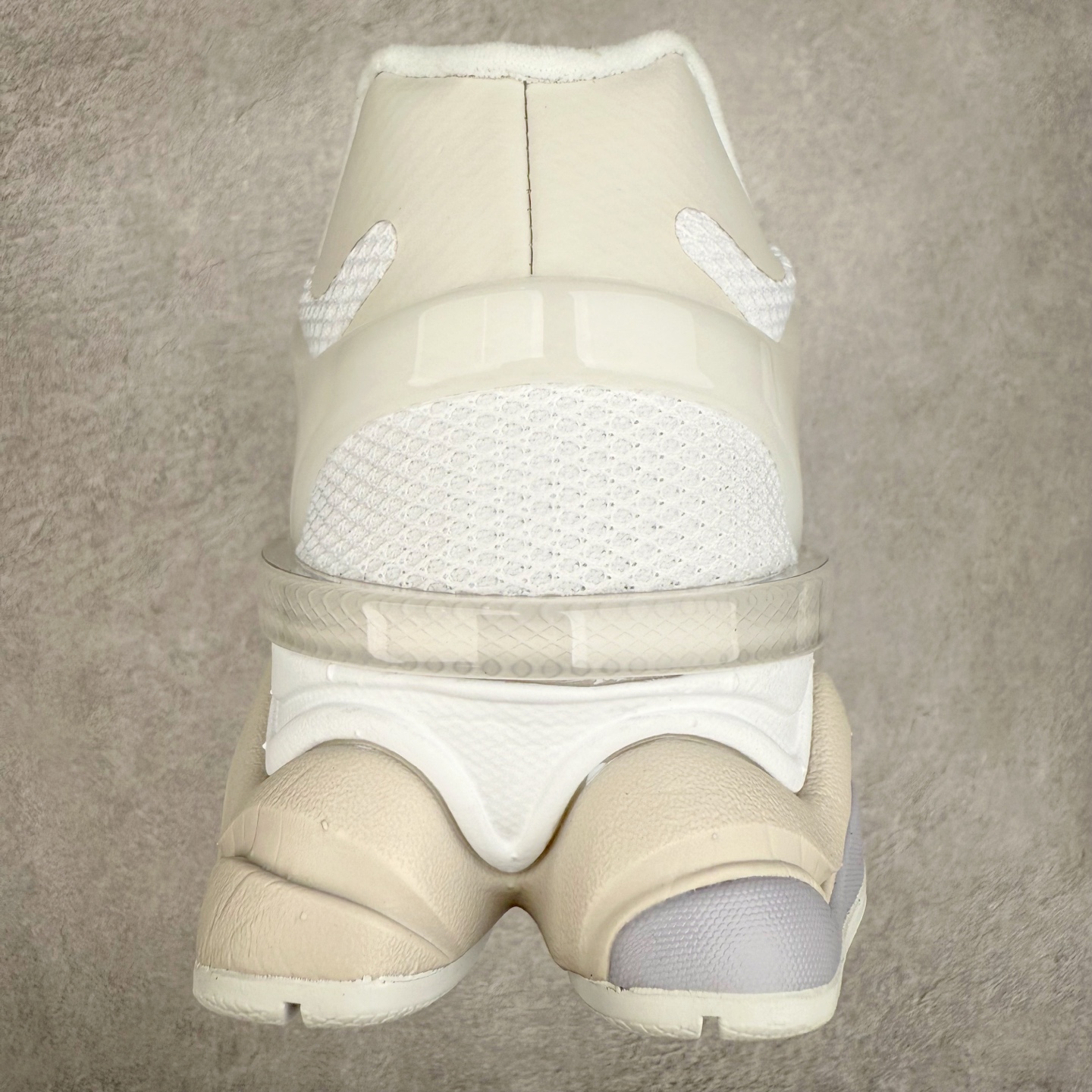 图片[8]-New Balance NB9060 复古运动鞋 新百伦又带来了新鞋型 并且是与芝加哥街头品牌 Joe Freshgoods 的联名款 鞋身主体采用了类似 990 系列的设计风格 与传统复古慢跑鞋区别不大 最大的变化就是鞋底部分 在传统设计的中底外层 增加了多个分区的模块 圆润的线条设计与我们熟悉的 New Balance 风格截然不同 但与同样充满弧形线条的鞋面搭配 看起来毫无违和感 尺码：36-45-选品中心