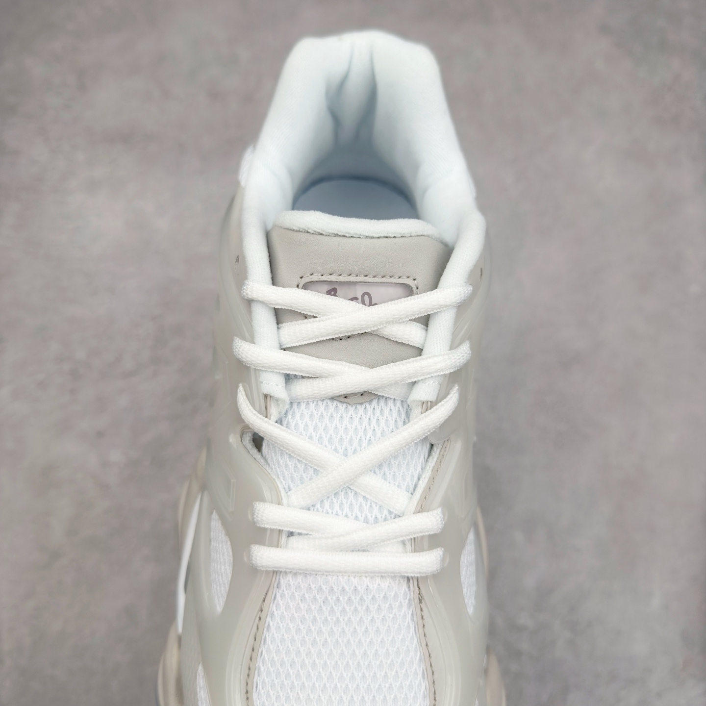 图片[5]-New Balance NB9060 复古运动鞋 新百伦又带来了新鞋型 并且是与芝加哥街头品牌 Joe Freshgoods 的联名款 鞋身主体采用了类似 990 系列的设计风格 与传统复古慢跑鞋区别不大 最大的变化就是鞋底部分 在传统设计的中底外层 增加了多个分区的模块 圆润的线条设计与我们熟悉的 New Balance 风格截然不同 但与同样充满弧形线条的鞋面搭配 看起来毫无违和感 尺码：36-45-选品中心