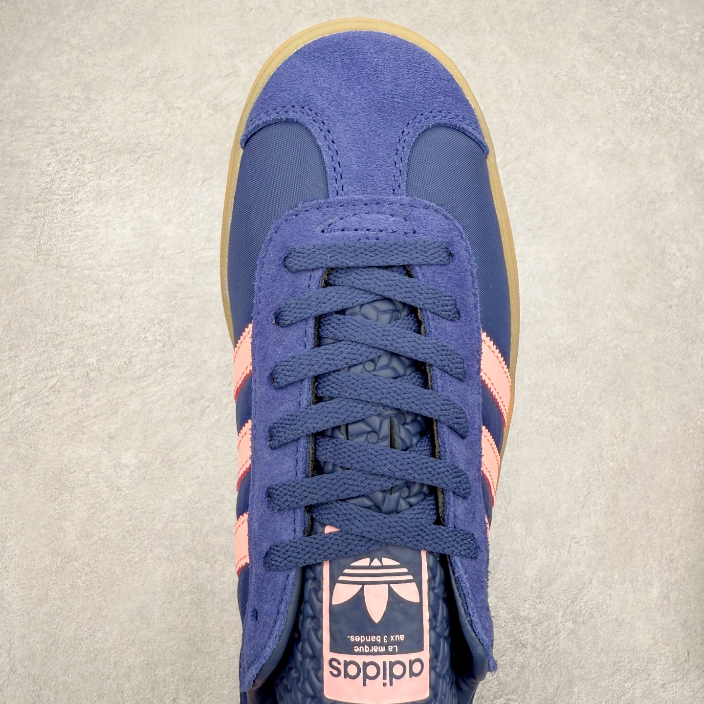 图片[4]-AD Originals Gazelle Bold W 羚羊松糕系列复古百搭厚底增高低帮休闲运动板鞋 IG4390 新的一年就要换新的打扮啦！除了设定变美、健身、减肥等目标外，你已经可以利用鞋子来“偷偷改善身材比例”的愿望了！ 因为有一句话。身高不够。鞋子来凑~赶快入手以下各大运动品牌最新推出的“厚底增高运动鞋”吧。 是最好穿最百搭的长腿神器。 重点是……不仅价格不错～鞋子也不错啊！Originals的Gazelle Bold鞋款打造出「超厚底版本」！延续流线鞋型、经典麂皮材质、白色三条线和侧面烫金标志的复古外型，奶油白鞋底高度直接乘3，出门搭上它，保证一路步步高升。尺码：36 36⅔ 37⅓ 38 38⅔ 39⅓ 40 40.5 41 42-选品中心