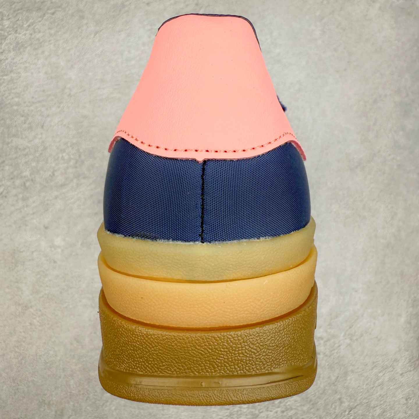 图片[8]-AD Originals Gazelle Bold W 羚羊松糕系列复古百搭厚底增高低帮休闲运动板鞋 IG4390 新的一年就要换新的打扮啦！除了设定变美、健身、减肥等目标外，你已经可以利用鞋子来“偷偷改善身材比例”的愿望了！ 因为有一句话。身高不够。鞋子来凑~赶快入手以下各大运动品牌最新推出的“厚底增高运动鞋”吧。 是最好穿最百搭的长腿神器。 重点是……不仅价格不错～鞋子也不错啊！Originals的Gazelle Bold鞋款打造出「超厚底版本」！延续流线鞋型、经典麂皮材质、白色三条线和侧面烫金标志的复古外型，奶油白鞋底高度直接乘3，出门搭上它，保证一路步步高升。尺码：36 36⅔ 37⅓ 38 38⅔ 39⅓ 40 40.5 41 42-选品中心