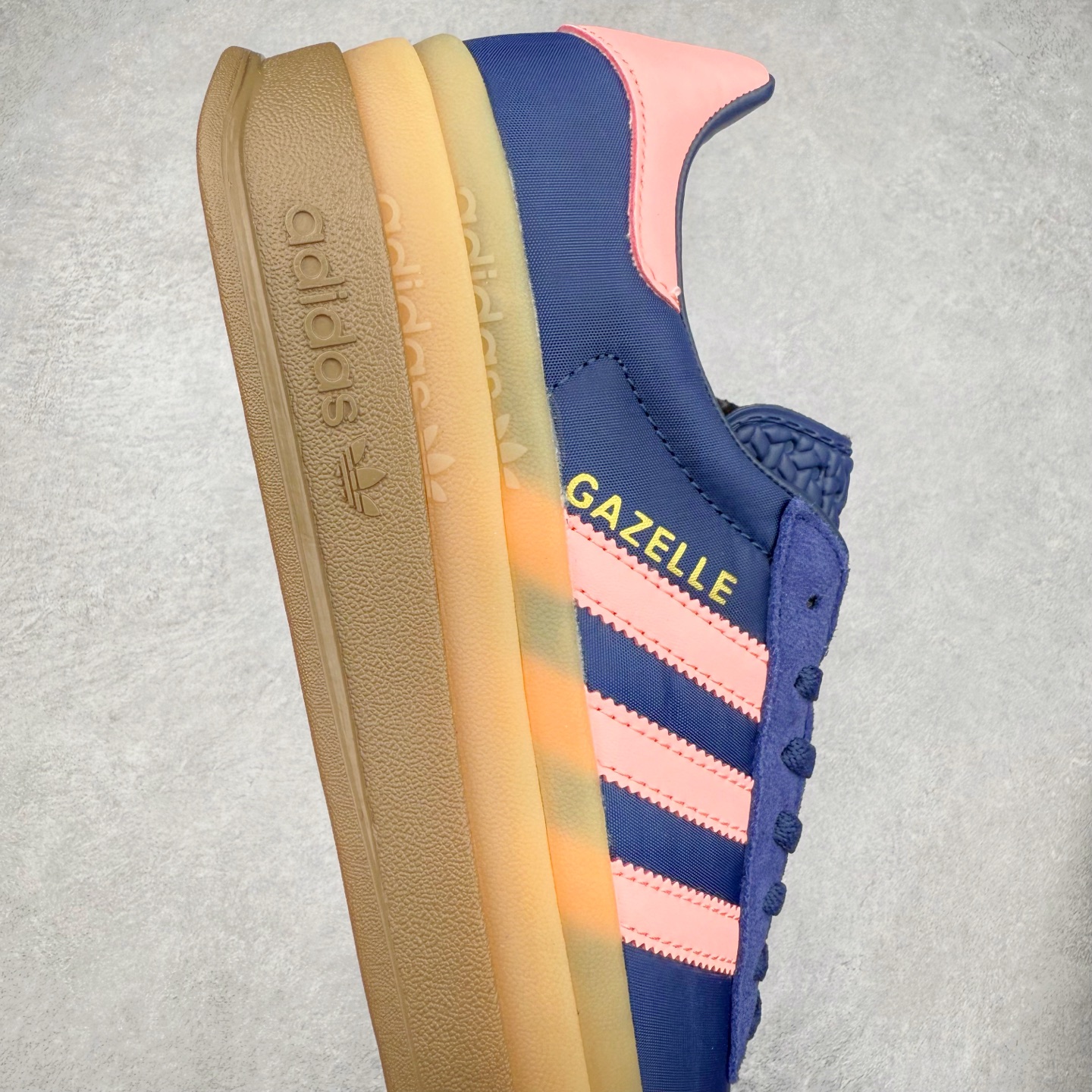 图片[6]-AD Originals Gazelle Bold W 羚羊松糕系列复古百搭厚底增高低帮休闲运动板鞋 IG4390 新的一年就要换新的打扮啦！除了设定变美、健身、减肥等目标外，你已经可以利用鞋子来“偷偷改善身材比例”的愿望了！ 因为有一句话。身高不够。鞋子来凑~赶快入手以下各大运动品牌最新推出的“厚底增高运动鞋”吧。 是最好穿最百搭的长腿神器。 重点是……不仅价格不错～鞋子也不错啊！Originals的Gazelle Bold鞋款打造出「超厚底版本」！延续流线鞋型、经典麂皮材质、白色三条线和侧面烫金标志的复古外型，奶油白鞋底高度直接乘3，出门搭上它，保证一路步步高升。尺码：36 36⅔ 37⅓ 38 38⅔ 39⅓ 40 40.5 41 42-选品中心