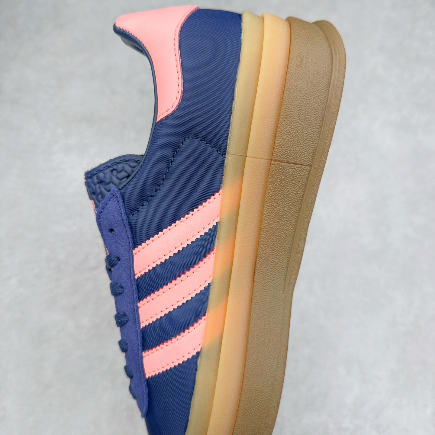 图片[7]-AD Originals Gazelle Bold W 羚羊松糕系列复古百搭厚底增高低帮休闲运动板鞋 IG4390 新的一年就要换新的打扮啦！除了设定变美、健身、减肥等目标外，你已经可以利用鞋子来“偷偷改善身材比例”的愿望了！ 因为有一句话。身高不够。鞋子来凑~赶快入手以下各大运动品牌最新推出的“厚底增高运动鞋”吧。 是最好穿最百搭的长腿神器。 重点是……不仅价格不错～鞋子也不错啊！Originals的Gazelle Bold鞋款打造出「超厚底版本」！延续流线鞋型、经典麂皮材质、白色三条线和侧面烫金标志的复古外型，奶油白鞋底高度直接乘3，出门搭上它，保证一路步步高升。尺码：36 36⅔ 37⅓ 38 38⅔ 39⅓ 40 40.5 41 42-选品中心