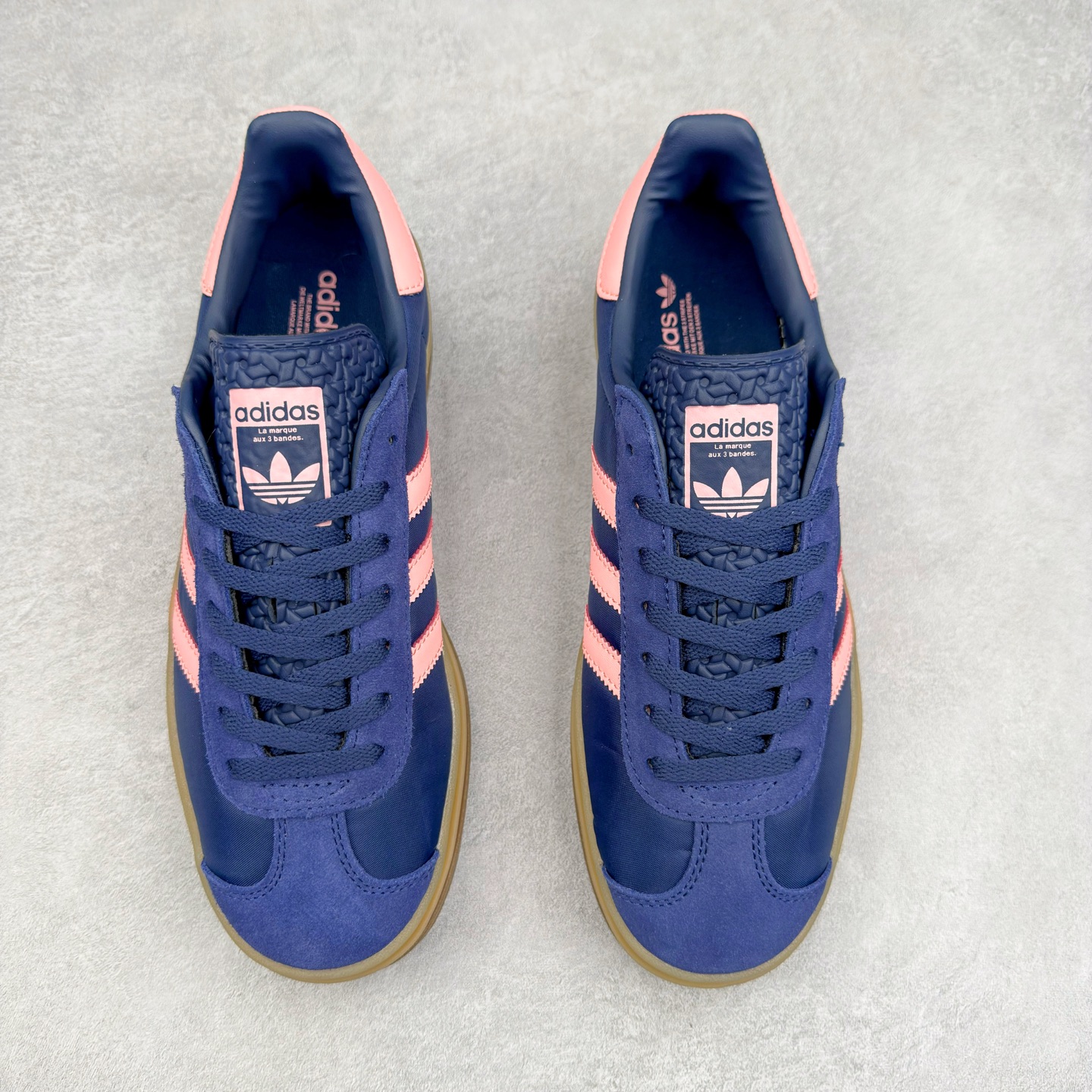 图片[2]-AD Originals Gazelle Bold W 羚羊松糕系列复古百搭厚底增高低帮休闲运动板鞋 IG4390 新的一年就要换新的打扮啦！除了设定变美、健身、减肥等目标外，你已经可以利用鞋子来“偷偷改善身材比例”的愿望了！ 因为有一句话。身高不够。鞋子来凑~赶快入手以下各大运动品牌最新推出的“厚底增高运动鞋”吧。 是最好穿最百搭的长腿神器。 重点是……不仅价格不错～鞋子也不错啊！Originals的Gazelle Bold鞋款打造出「超厚底版本」！延续流线鞋型、经典麂皮材质、白色三条线和侧面烫金标志的复古外型，奶油白鞋底高度直接乘3，出门搭上它，保证一路步步高升。尺码：36 36⅔ 37⅓ 38 38⅔ 39⅓ 40 40.5 41 42-选品中心