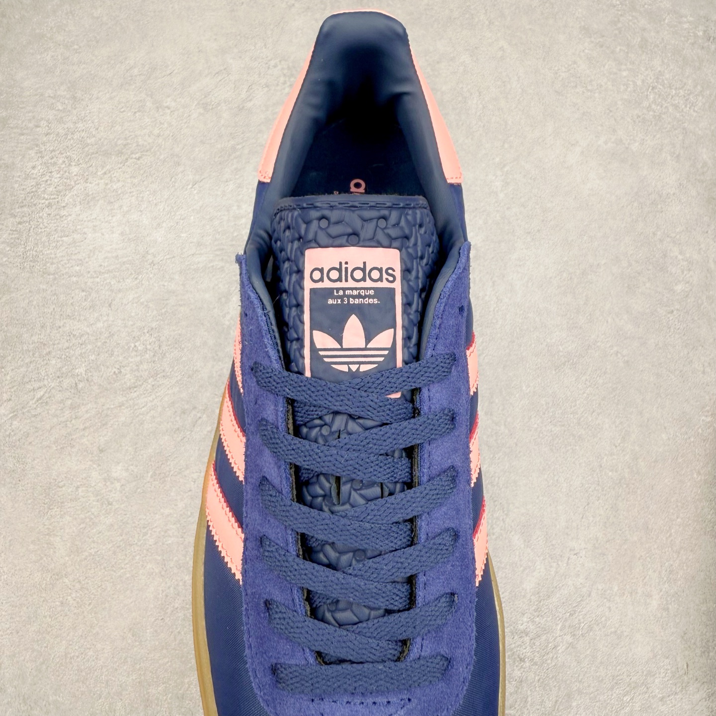 图片[5]-AD Originals Gazelle Bold W 羚羊松糕系列复古百搭厚底增高低帮休闲运动板鞋 IG4390 新的一年就要换新的打扮啦！除了设定变美、健身、减肥等目标外，你已经可以利用鞋子来“偷偷改善身材比例”的愿望了！ 因为有一句话。身高不够。鞋子来凑~赶快入手以下各大运动品牌最新推出的“厚底增高运动鞋”吧。 是最好穿最百搭的长腿神器。 重点是……不仅价格不错～鞋子也不错啊！Originals的Gazelle Bold鞋款打造出「超厚底版本」！延续流线鞋型、经典麂皮材质、白色三条线和侧面烫金标志的复古外型，奶油白鞋底高度直接乘3，出门搭上它，保证一路步步高升。尺码：36 36⅔ 37⅓ 38 38⅔ 39⅓ 40 40.5 41 42-选品中心