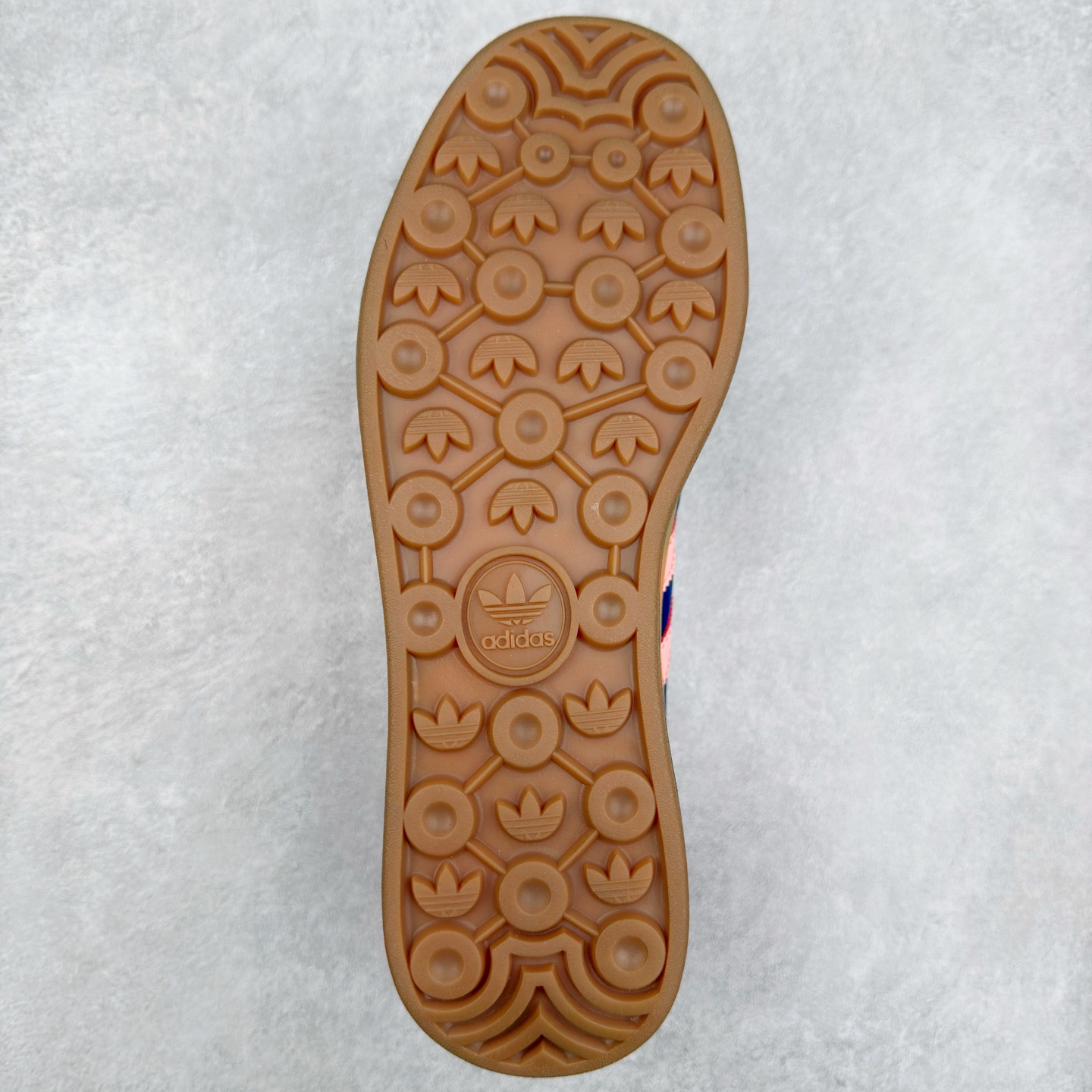 图片[9]-AD Originals Gazelle Bold W 羚羊松糕系列复古百搭厚底增高低帮休闲运动板鞋 IG4390 新的一年就要换新的打扮啦！除了设定变美、健身、减肥等目标外，你已经可以利用鞋子来“偷偷改善身材比例”的愿望了！ 因为有一句话。身高不够。鞋子来凑~赶快入手以下各大运动品牌最新推出的“厚底增高运动鞋”吧。 是最好穿最百搭的长腿神器。 重点是……不仅价格不错～鞋子也不错啊！Originals的Gazelle Bold鞋款打造出「超厚底版本」！延续流线鞋型、经典麂皮材质、白色三条线和侧面烫金标志的复古外型，奶油白鞋底高度直接乘3，出门搭上它，保证一路步步高升。尺码：36 36⅔ 37⅓ 38 38⅔ 39⅓ 40 40.5 41 42-选品中心