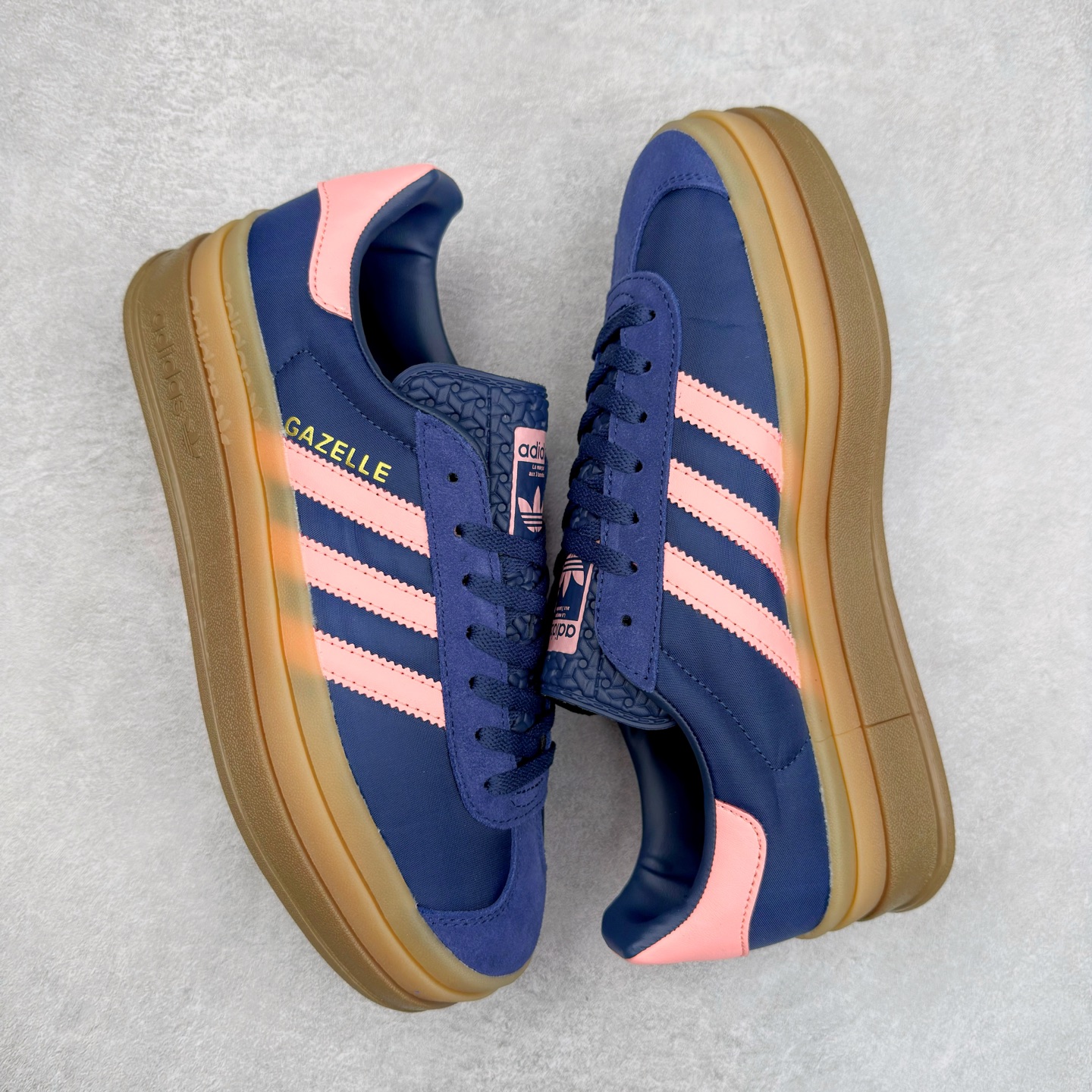 图片[3]-AD Originals Gazelle Bold W 羚羊松糕系列复古百搭厚底增高低帮休闲运动板鞋 IG4390 新的一年就要换新的打扮啦！除了设定变美、健身、减肥等目标外，你已经可以利用鞋子来“偷偷改善身材比例”的愿望了！ 因为有一句话。身高不够。鞋子来凑~赶快入手以下各大运动品牌最新推出的“厚底增高运动鞋”吧。 是最好穿最百搭的长腿神器。 重点是……不仅价格不错～鞋子也不错啊！Originals的Gazelle Bold鞋款打造出「超厚底版本」！延续流线鞋型、经典麂皮材质、白色三条线和侧面烫金标志的复古外型，奶油白鞋底高度直接乘3，出门搭上它，保证一路步步高升。尺码：36 36⅔ 37⅓ 38 38⅔ 39⅓ 40 40.5 41 42-选品中心