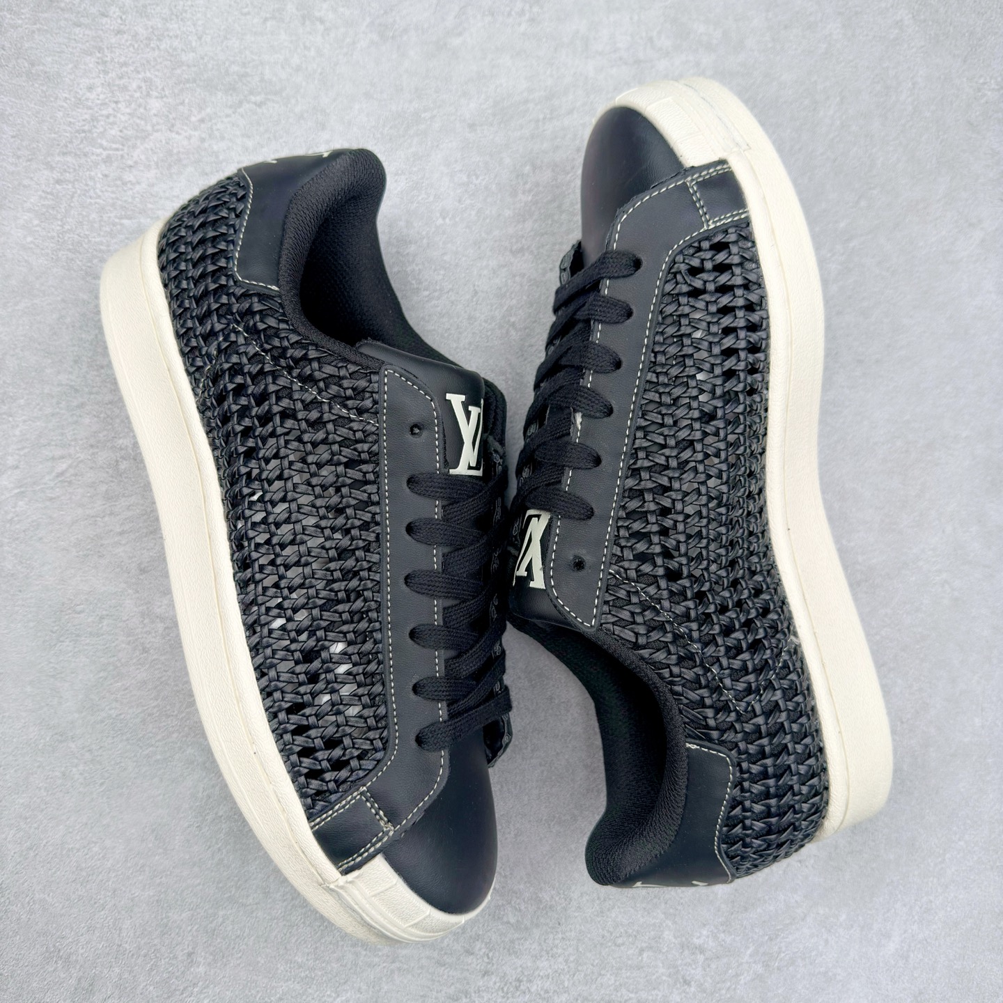 图片[3]-AD Originals Superstar 经典复古贝壳头板鞋 IE8878 诞生于1969年 是第一双将全皮面鞋 身与橡胶鞋头结合在一起的低帮篮球鞋 Superstar最开始 是作为高帮篮球鞋Pro Model的低帮版本而出现的 但因为其独特和醒目的橡胶鞋头造型而让大家熟知 被大家形象地称为\\\”shelltoe\\\”贝壳头 在70年代的美国职业篮球场上 接近3/4的NBA球员都将这双Superstar作为场上用鞋 80年代之后 经过不断的改良和发展 Superstar逐渐成为横跨时装、音乐、街头文化、休闲和运动等各大领域的时尚潮鞋 尺码：36 36.5 37 38 38.5 39 40 40.5 41 42 42.5 43 44 44.5 45-选品中心