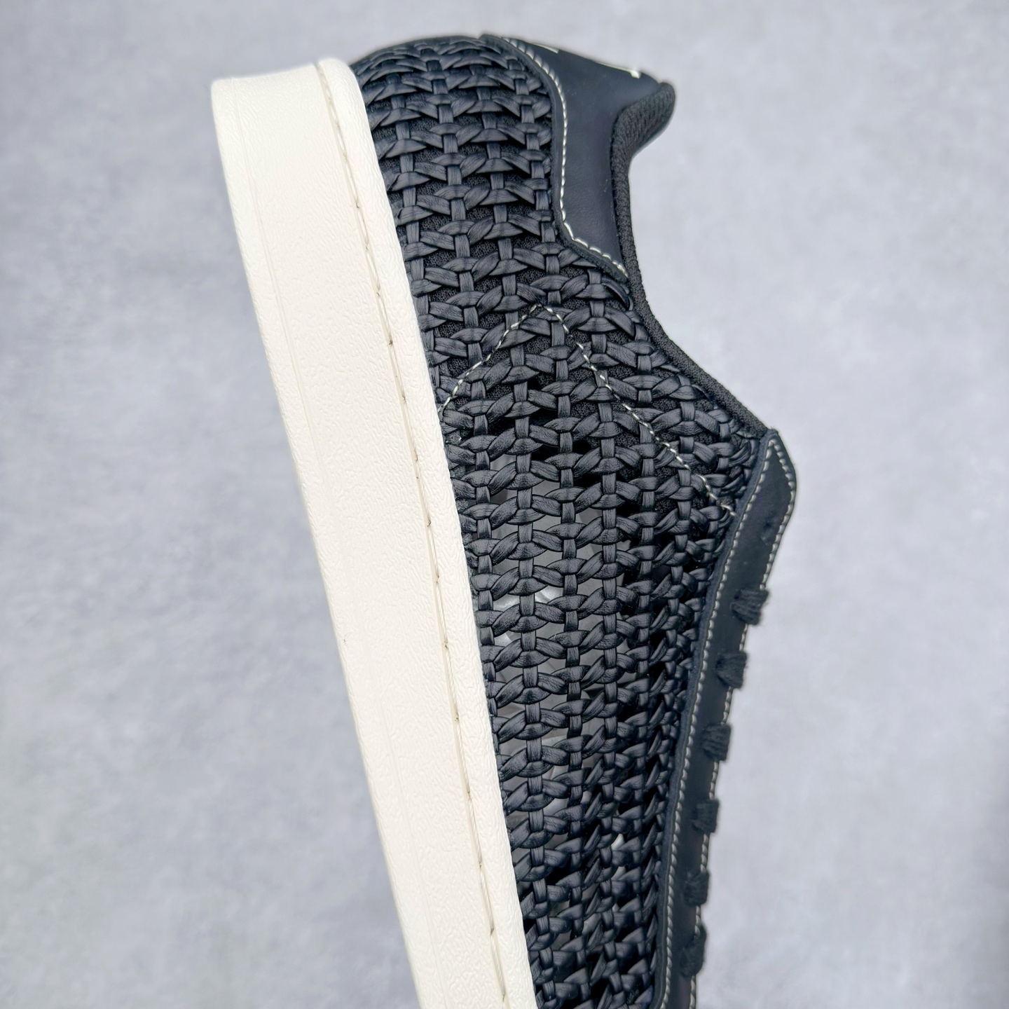 图片[6]-AD Originals Superstar 经典复古贝壳头板鞋 IE8878 诞生于1969年 是第一双将全皮面鞋 身与橡胶鞋头结合在一起的低帮篮球鞋 Superstar最开始 是作为高帮篮球鞋Pro Model的低帮版本而出现的 但因为其独特和醒目的橡胶鞋头造型而让大家熟知 被大家形象地称为\\\”shelltoe\\\”贝壳头 在70年代的美国职业篮球场上 接近3/4的NBA球员都将这双Superstar作为场上用鞋 80年代之后 经过不断的改良和发展 Superstar逐渐成为横跨时装、音乐、街头文化、休闲和运动等各大领域的时尚潮鞋 尺码：36 36.5 37 38 38.5 39 40 40.5 41 42 42.5 43 44 44.5 45-选品中心