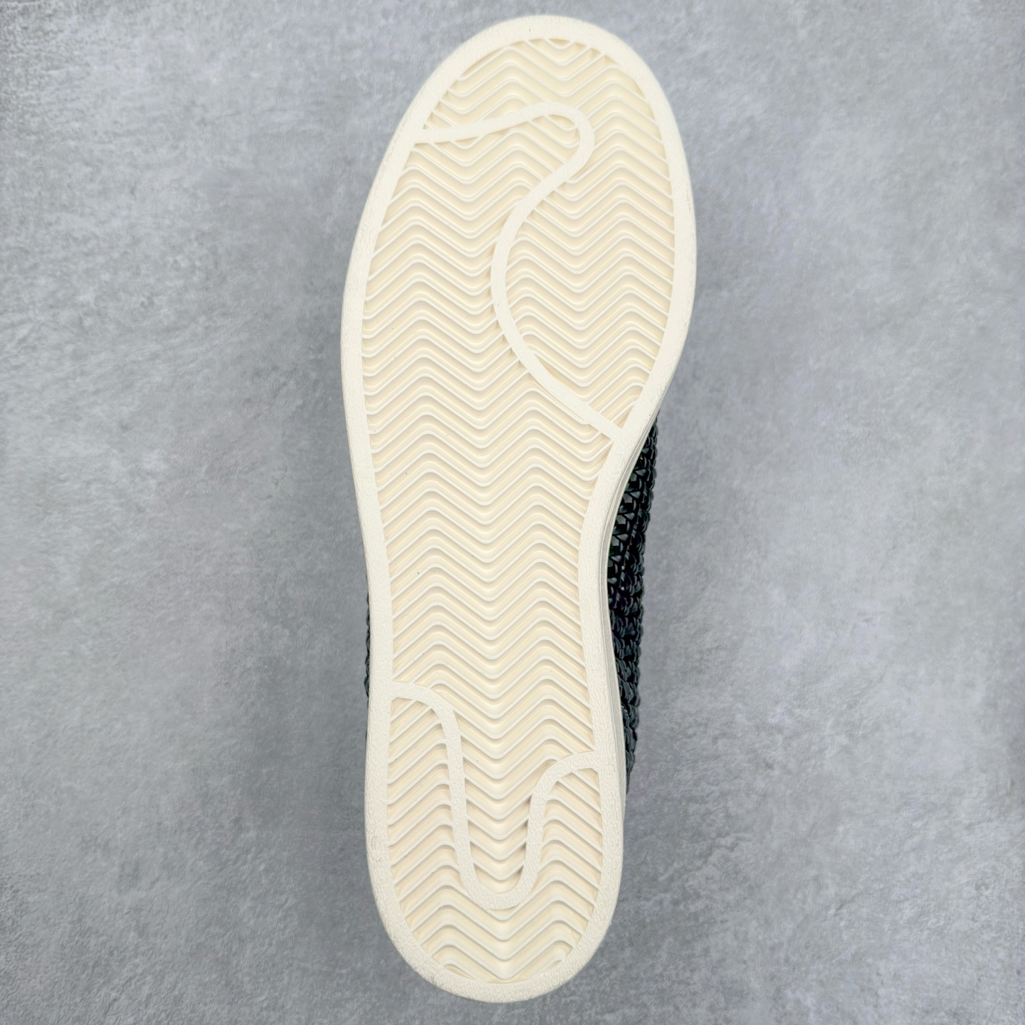 图片[9]-AD Originals Superstar 经典复古贝壳头板鞋 IE8878 诞生于1969年 是第一双将全皮面鞋 身与橡胶鞋头结合在一起的低帮篮球鞋 Superstar最开始 是作为高帮篮球鞋Pro Model的低帮版本而出现的 但因为其独特和醒目的橡胶鞋头造型而让大家熟知 被大家形象地称为\\\”shelltoe\\\”贝壳头 在70年代的美国职业篮球场上 接近3/4的NBA球员都将这双Superstar作为场上用鞋 80年代之后 经过不断的改良和发展 Superstar逐渐成为横跨时装、音乐、街头文化、休闲和运动等各大领域的时尚潮鞋 尺码：36 36.5 37 38 38.5 39 40 40.5 41 42 42.5 43 44 44.5 45-选品中心