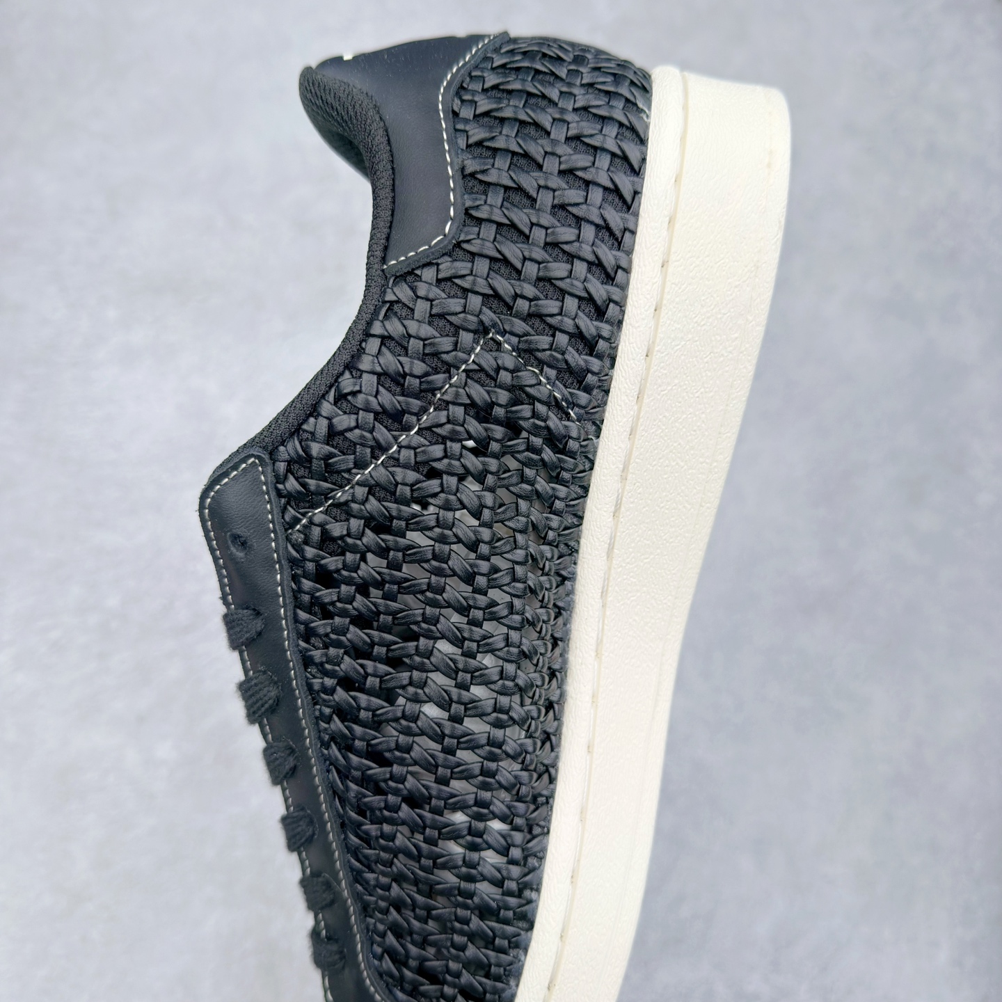 图片[7]-AD Originals Superstar 经典复古贝壳头板鞋 IE8878 诞生于1969年 是第一双将全皮面鞋 身与橡胶鞋头结合在一起的低帮篮球鞋 Superstar最开始 是作为高帮篮球鞋Pro Model的低帮版本而出现的 但因为其独特和醒目的橡胶鞋头造型而让大家熟知 被大家形象地称为\\\”shelltoe\\\”贝壳头 在70年代的美国职业篮球场上 接近3/4的NBA球员都将这双Superstar作为场上用鞋 80年代之后 经过不断的改良和发展 Superstar逐渐成为横跨时装、音乐、街头文化、休闲和运动等各大领域的时尚潮鞋 尺码：36 36.5 37 38 38.5 39 40 40.5 41 42 42.5 43 44 44.5 45-选品中心