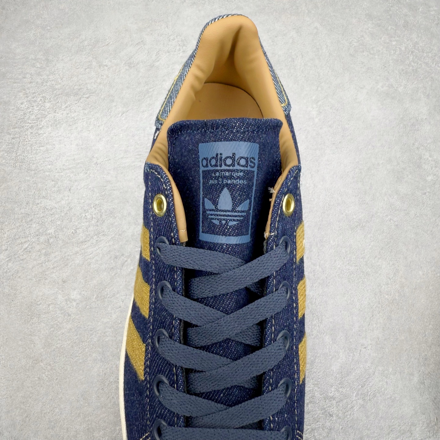 图片[5]-AD Originals Superstar 经典复古贝壳头板鞋 JH5577 诞生于1969年 是第一双将全皮面鞋 身与橡胶鞋头结合在一起的低帮篮球鞋 Superstar最开始 是作为高帮篮球鞋Pro Model的低帮版本而出现的 但因为其独特和醒目的橡胶鞋头造型而让大家熟知 被大家形象地称为\\\”shelltoe\\\”贝壳头 在70年代的美国职业篮球场上 接近3/4的NBA球员都将这双Superstar作为场上用鞋 80年代之后 经过不断的改良和发展 Superstar逐渐成为横跨时装、音乐、街头文化、休闲和运动等各大领域的时尚潮鞋 尺码：36 36.5 37 38 38.5 39 40 40.5 41 42 42.5 43 44 44.5 45-选品中心