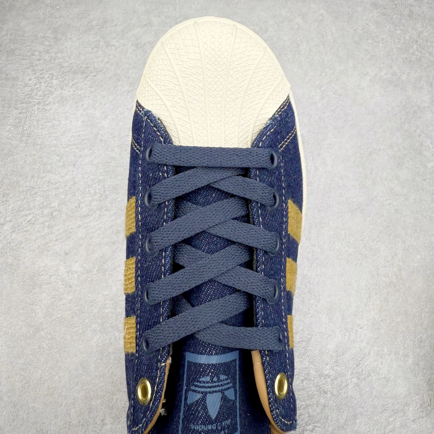 图片[4]-AD Originals Superstar 经典复古贝壳头板鞋 JH5577 诞生于1969年 是第一双将全皮面鞋 身与橡胶鞋头结合在一起的低帮篮球鞋 Superstar最开始 是作为高帮篮球鞋Pro Model的低帮版本而出现的 但因为其独特和醒目的橡胶鞋头造型而让大家熟知 被大家形象地称为\\\”shelltoe\\\”贝壳头 在70年代的美国职业篮球场上 接近3/4的NBA球员都将这双Superstar作为场上用鞋 80年代之后 经过不断的改良和发展 Superstar逐渐成为横跨时装、音乐、街头文化、休闲和运动等各大领域的时尚潮鞋 尺码：36 36.5 37 38 38.5 39 40 40.5 41 42 42.5 43 44 44.5 45-选品中心