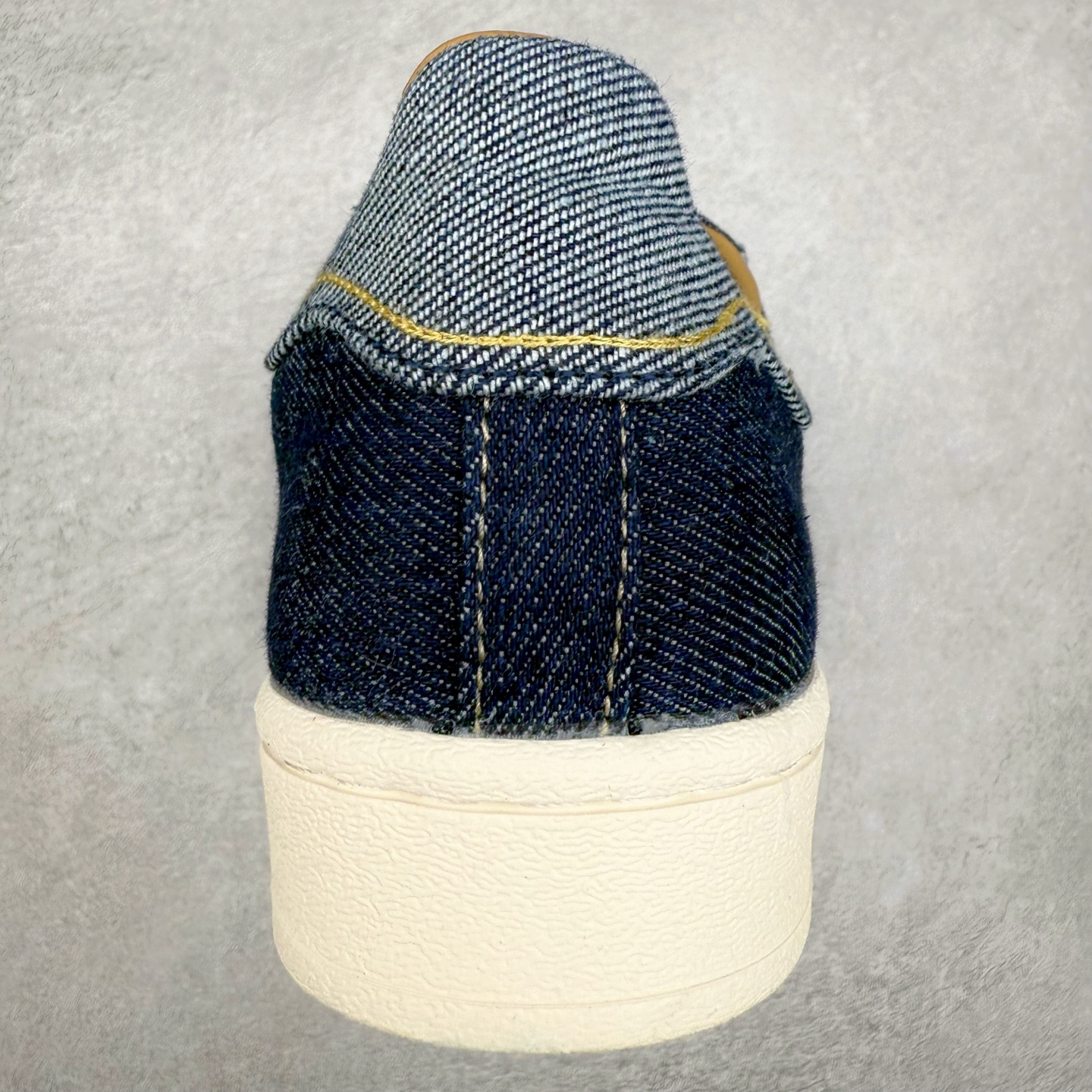 图片[8]-AD Originals Superstar 经典复古贝壳头板鞋 JH5577 诞生于1969年 是第一双将全皮面鞋 身与橡胶鞋头结合在一起的低帮篮球鞋 Superstar最开始 是作为高帮篮球鞋Pro Model的低帮版本而出现的 但因为其独特和醒目的橡胶鞋头造型而让大家熟知 被大家形象地称为\\\”shelltoe\\\”贝壳头 在70年代的美国职业篮球场上 接近3/4的NBA球员都将这双Superstar作为场上用鞋 80年代之后 经过不断的改良和发展 Superstar逐渐成为横跨时装、音乐、街头文化、休闲和运动等各大领域的时尚潮鞋 尺码：36 36.5 37 38 38.5 39 40 40.5 41 42 42.5 43 44 44.5 45-选品中心