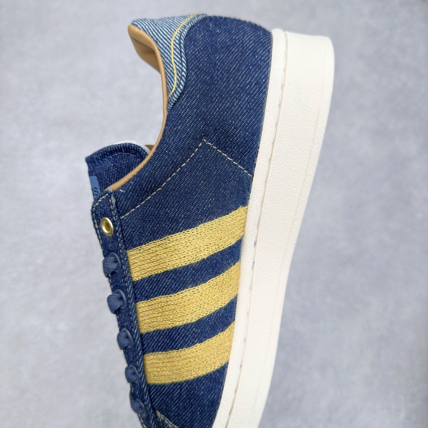 图片[7]-AD Originals Superstar 经典复古贝壳头板鞋 JH5577 诞生于1969年 是第一双将全皮面鞋 身与橡胶鞋头结合在一起的低帮篮球鞋 Superstar最开始 是作为高帮篮球鞋Pro Model的低帮版本而出现的 但因为其独特和醒目的橡胶鞋头造型而让大家熟知 被大家形象地称为\\\”shelltoe\\\”贝壳头 在70年代的美国职业篮球场上 接近3/4的NBA球员都将这双Superstar作为场上用鞋 80年代之后 经过不断的改良和发展 Superstar逐渐成为横跨时装、音乐、街头文化、休闲和运动等各大领域的时尚潮鞋 尺码：36 36.5 37 38 38.5 39 40 40.5 41 42 42.5 43 44 44.5 45-选品中心