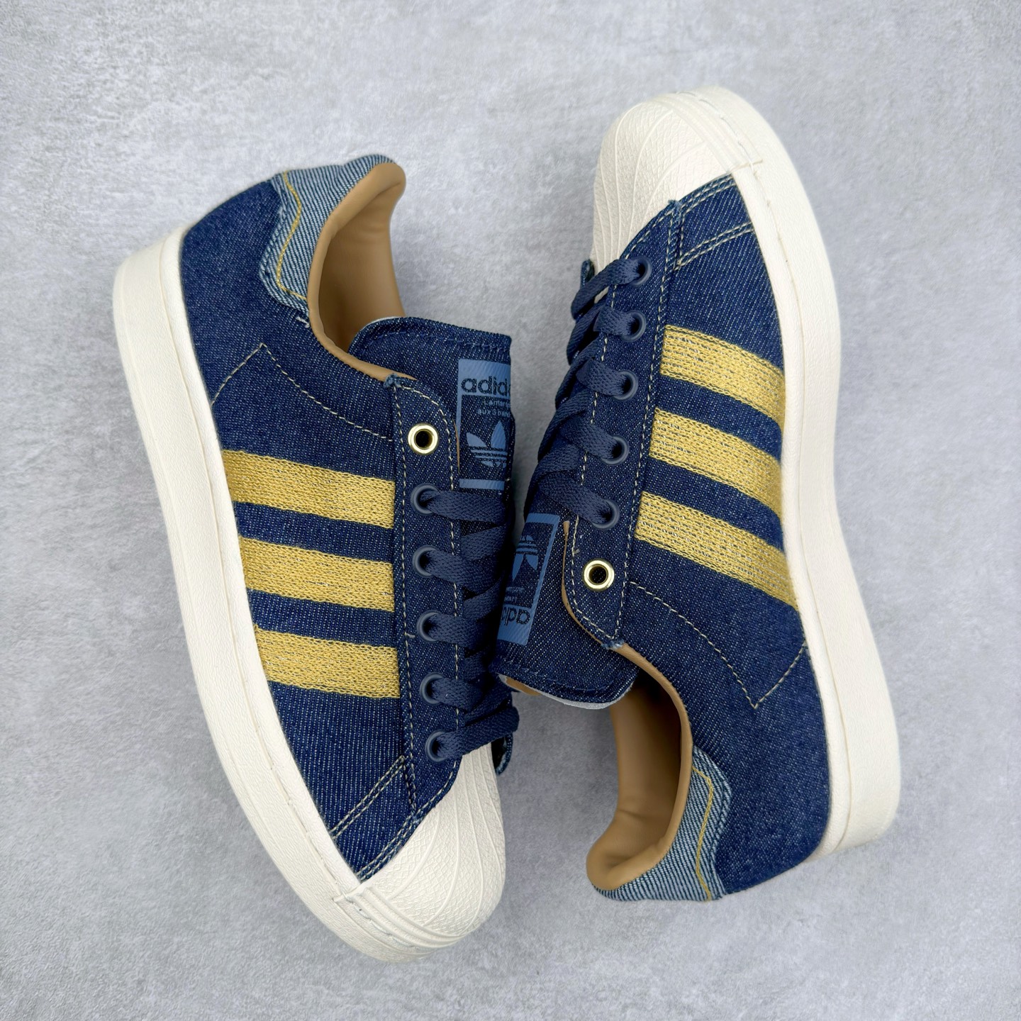 图片[3]-AD Originals Superstar 经典复古贝壳头板鞋 JH5577 诞生于1969年 是第一双将全皮面鞋 身与橡胶鞋头结合在一起的低帮篮球鞋 Superstar最开始 是作为高帮篮球鞋Pro Model的低帮版本而出现的 但因为其独特和醒目的橡胶鞋头造型而让大家熟知 被大家形象地称为\\\”shelltoe\\\”贝壳头 在70年代的美国职业篮球场上 接近3/4的NBA球员都将这双Superstar作为场上用鞋 80年代之后 经过不断的改良和发展 Superstar逐渐成为横跨时装、音乐、街头文化、休闲和运动等各大领域的时尚潮鞋 尺码：36 36.5 37 38 38.5 39 40 40.5 41 42 42.5 43 44 44.5 45-选品中心