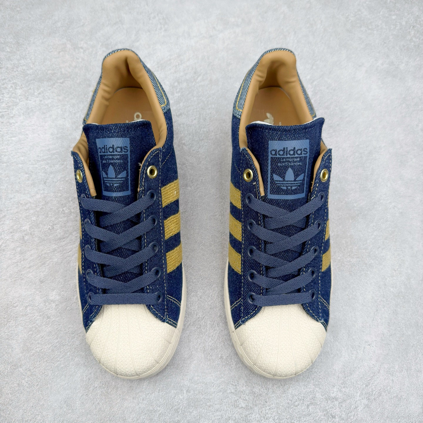 图片[2]-AD Originals Superstar 经典复古贝壳头板鞋 JH5577 诞生于1969年 是第一双将全皮面鞋 身与橡胶鞋头结合在一起的低帮篮球鞋 Superstar最开始 是作为高帮篮球鞋Pro Model的低帮版本而出现的 但因为其独特和醒目的橡胶鞋头造型而让大家熟知 被大家形象地称为\\\”shelltoe\\\”贝壳头 在70年代的美国职业篮球场上 接近3/4的NBA球员都将这双Superstar作为场上用鞋 80年代之后 经过不断的改良和发展 Superstar逐渐成为横跨时装、音乐、街头文化、休闲和运动等各大领域的时尚潮鞋 尺码：36 36.5 37 38 38.5 39 40 40.5 41 42 42.5 43 44 44.5 45-选品中心