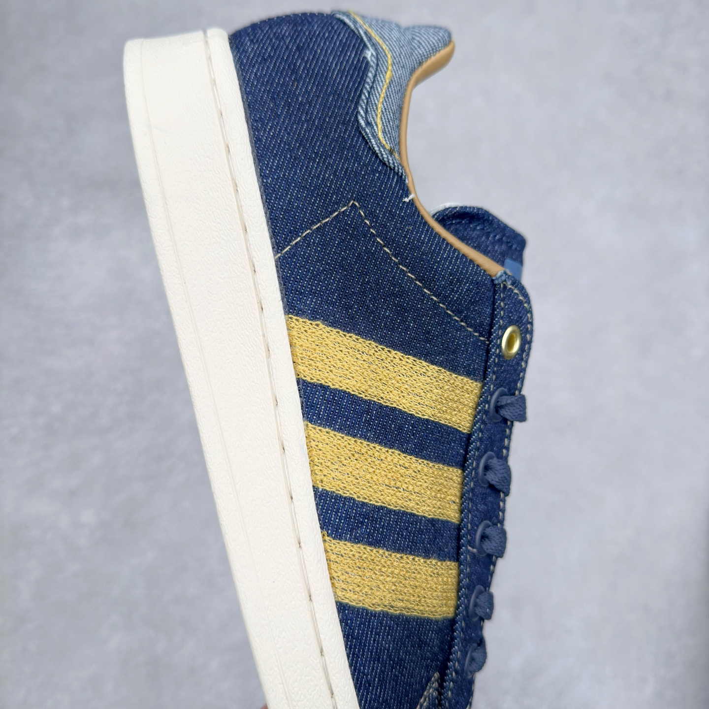 图片[6]-AD Originals Superstar 经典复古贝壳头板鞋 JH5577 诞生于1969年 是第一双将全皮面鞋 身与橡胶鞋头结合在一起的低帮篮球鞋 Superstar最开始 是作为高帮篮球鞋Pro Model的低帮版本而出现的 但因为其独特和醒目的橡胶鞋头造型而让大家熟知 被大家形象地称为\\\”shelltoe\\\”贝壳头 在70年代的美国职业篮球场上 接近3/4的NBA球员都将这双Superstar作为场上用鞋 80年代之后 经过不断的改良和发展 Superstar逐渐成为横跨时装、音乐、街头文化、休闲和运动等各大领域的时尚潮鞋 尺码：36 36.5 37 38 38.5 39 40 40.5 41 42 42.5 43 44 44.5 45-选品中心